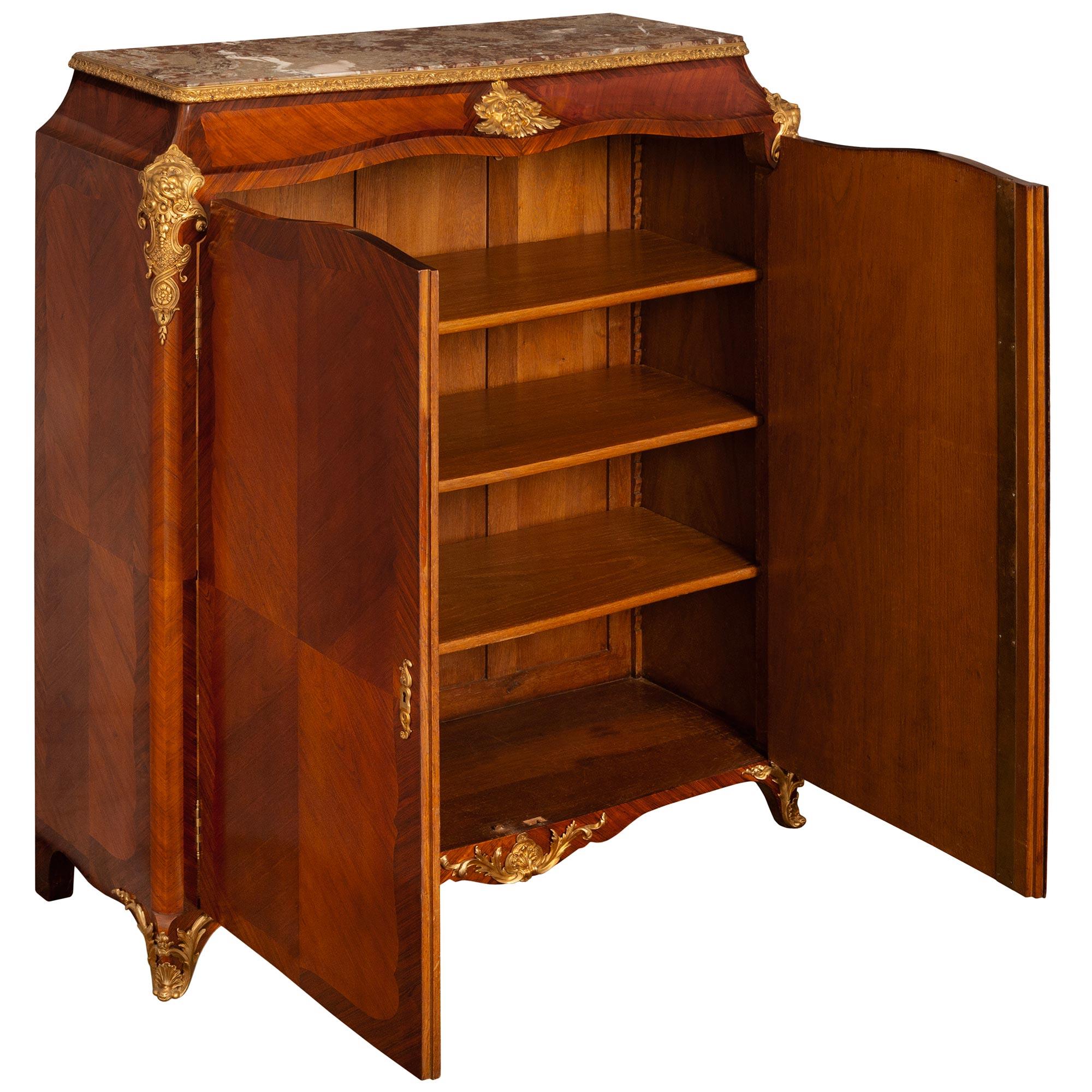 Mobile di transizione francese del XIX secolo. Armadio in legno di tulipano, legno di re e ormolu In condizioni buone in vendita a West Palm Beach, FL