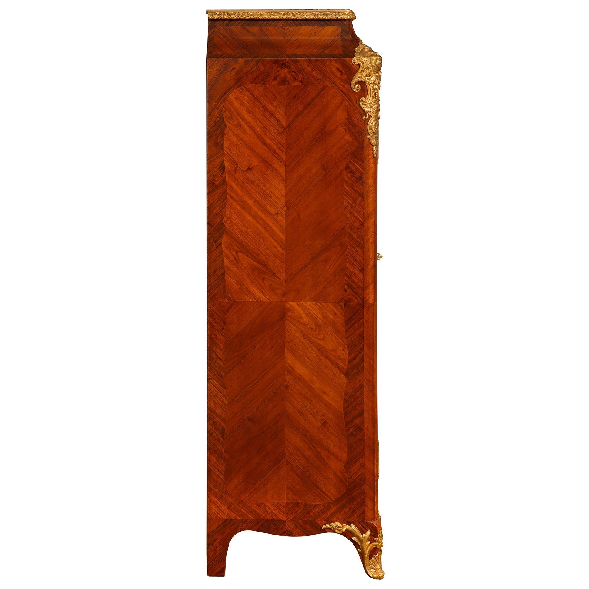 Similoro Mobile di transizione francese del XIX secolo. Armadio in legno di tulipano, legno di re e ormolu in vendita