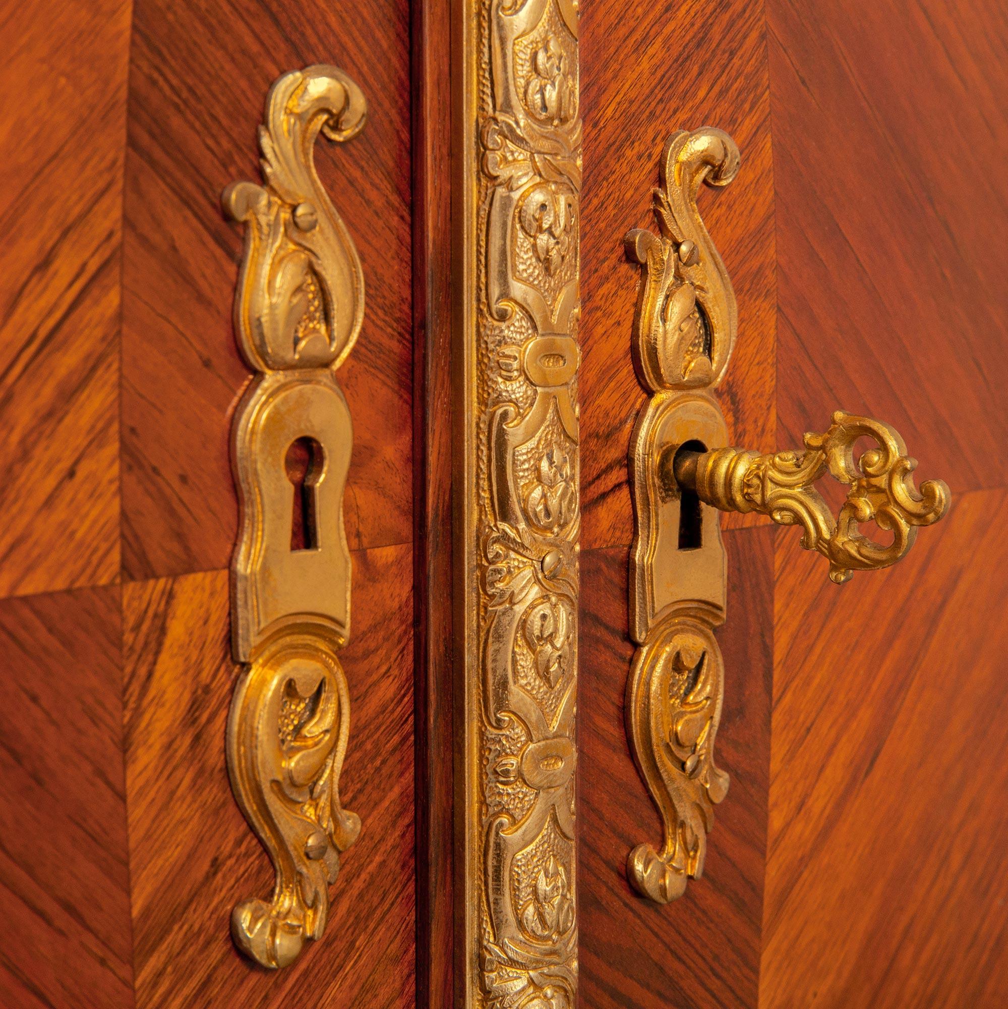 Mobile di transizione francese del XIX secolo. Armadio in legno di tulipano, legno di re e ormolu in vendita 3