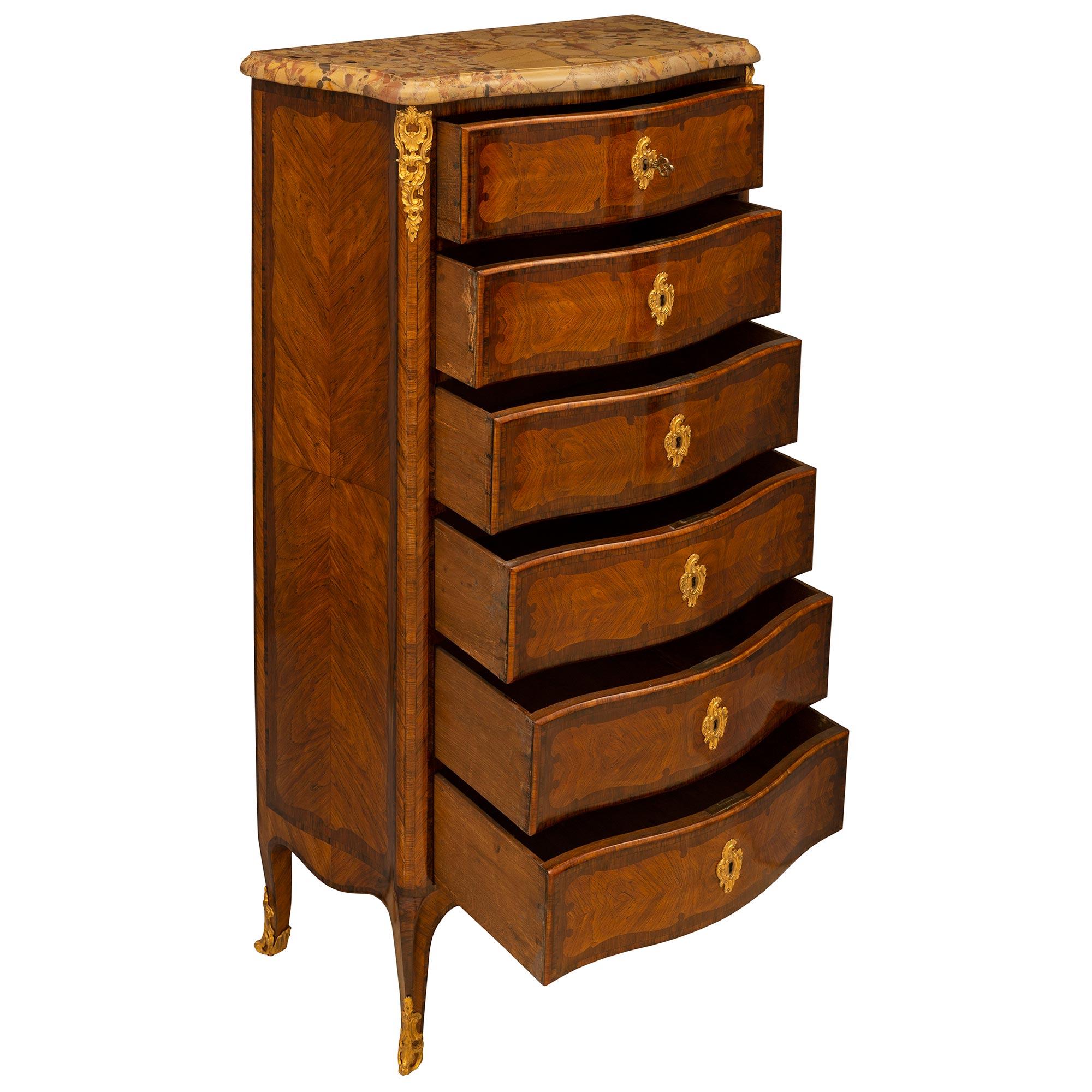 Chiffoniere a sei cassetti in stile transitorio francese del XIX secolo in legno di re e ormolu In condizioni buone in vendita a West Palm Beach, FL