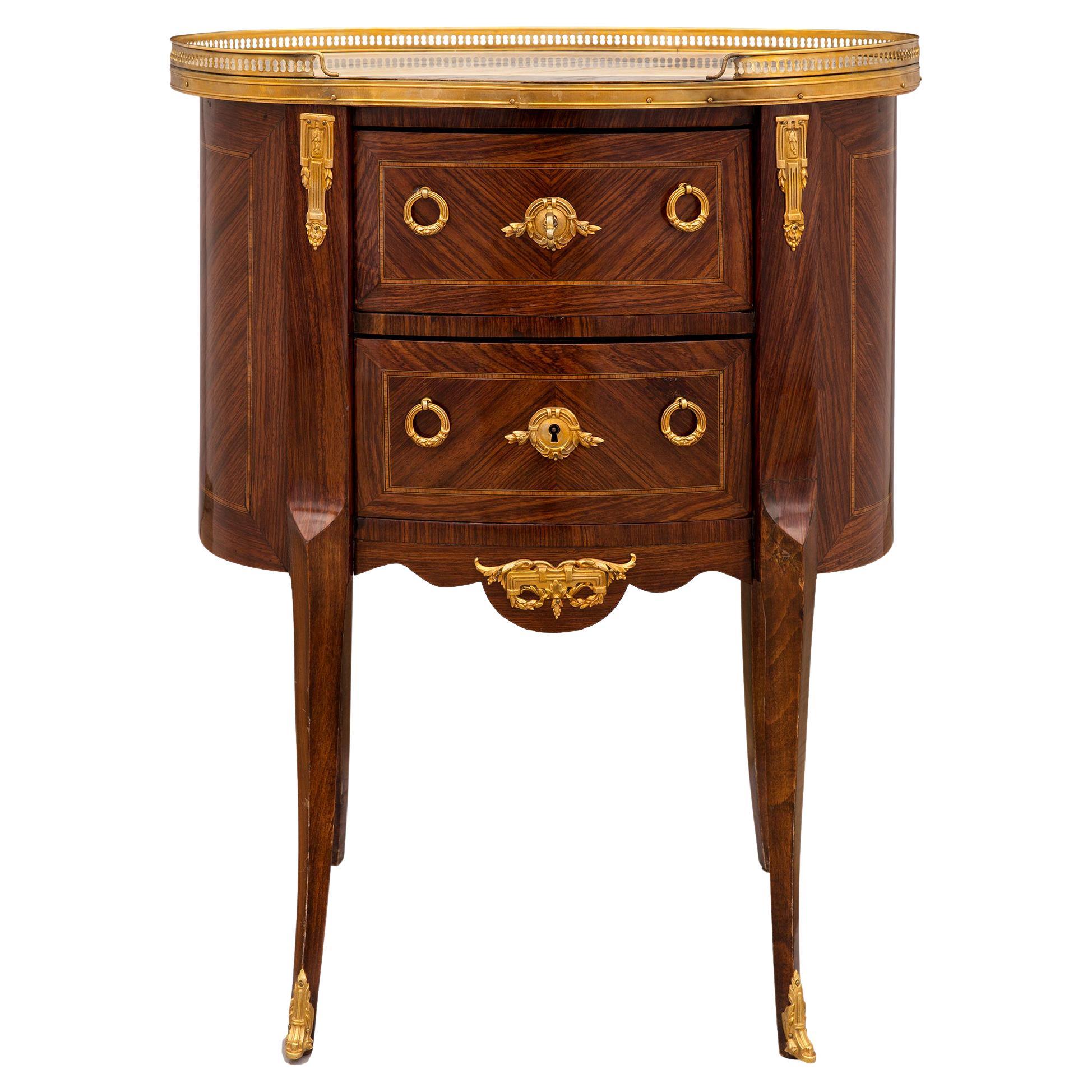 Table d'appoint de style transitionnel français du 19ème siècle en bois de violette, buis et bronze doré