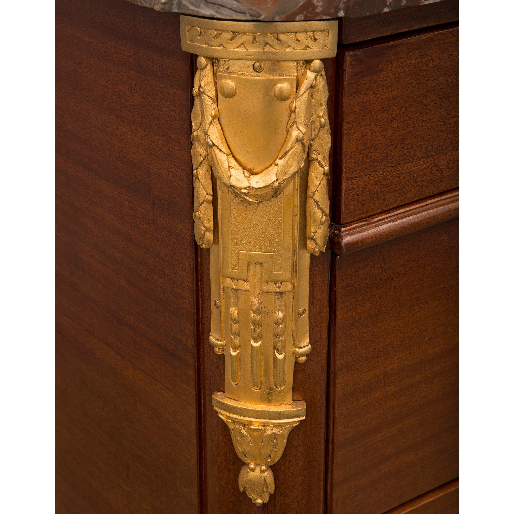 Commode francese del XIX secolo in stile transitorio in mogano e ormolu in vendita 1