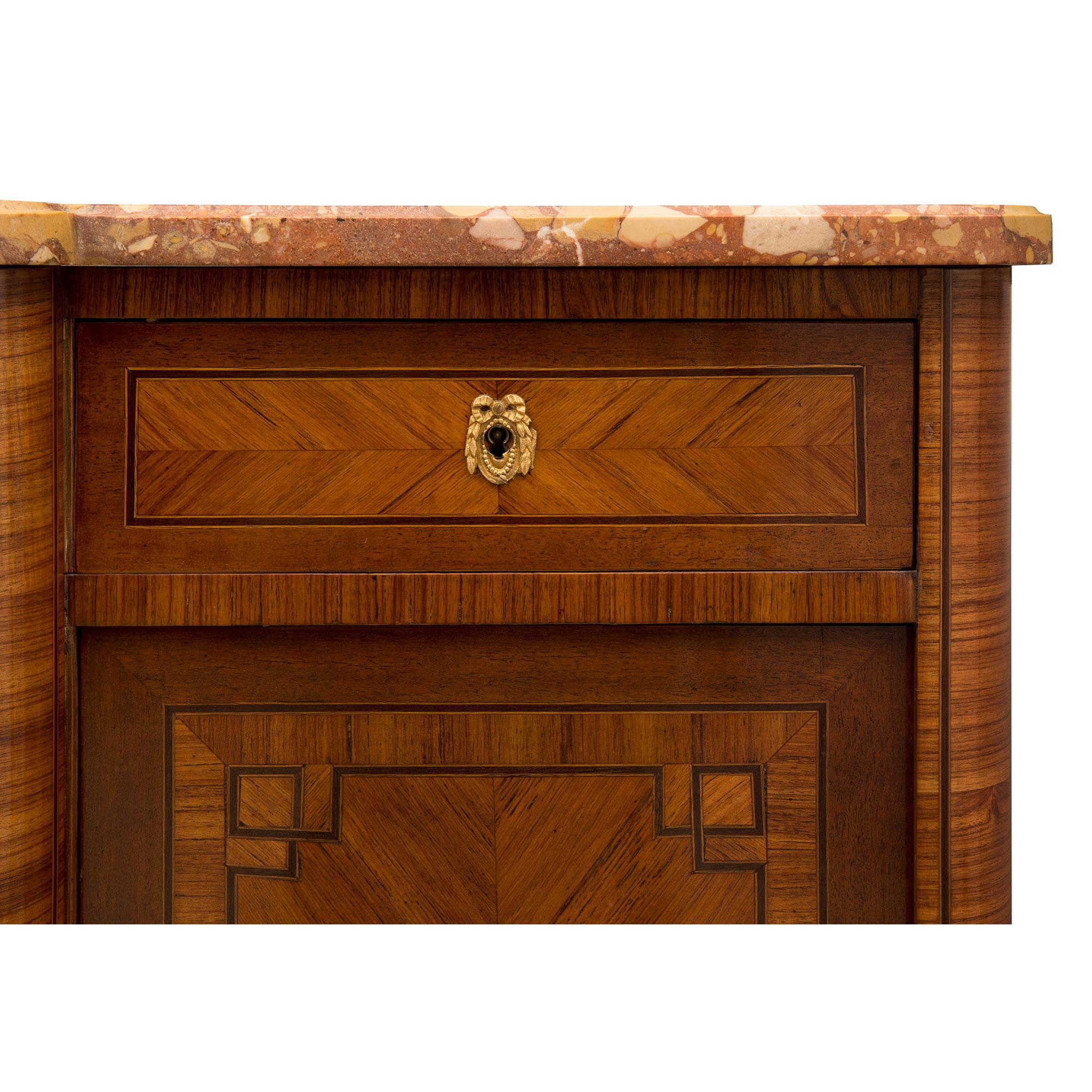 Buffet francese del XIX secolo in stile transitorio in legno di tulipano, legno di re e marmo in vendita 1