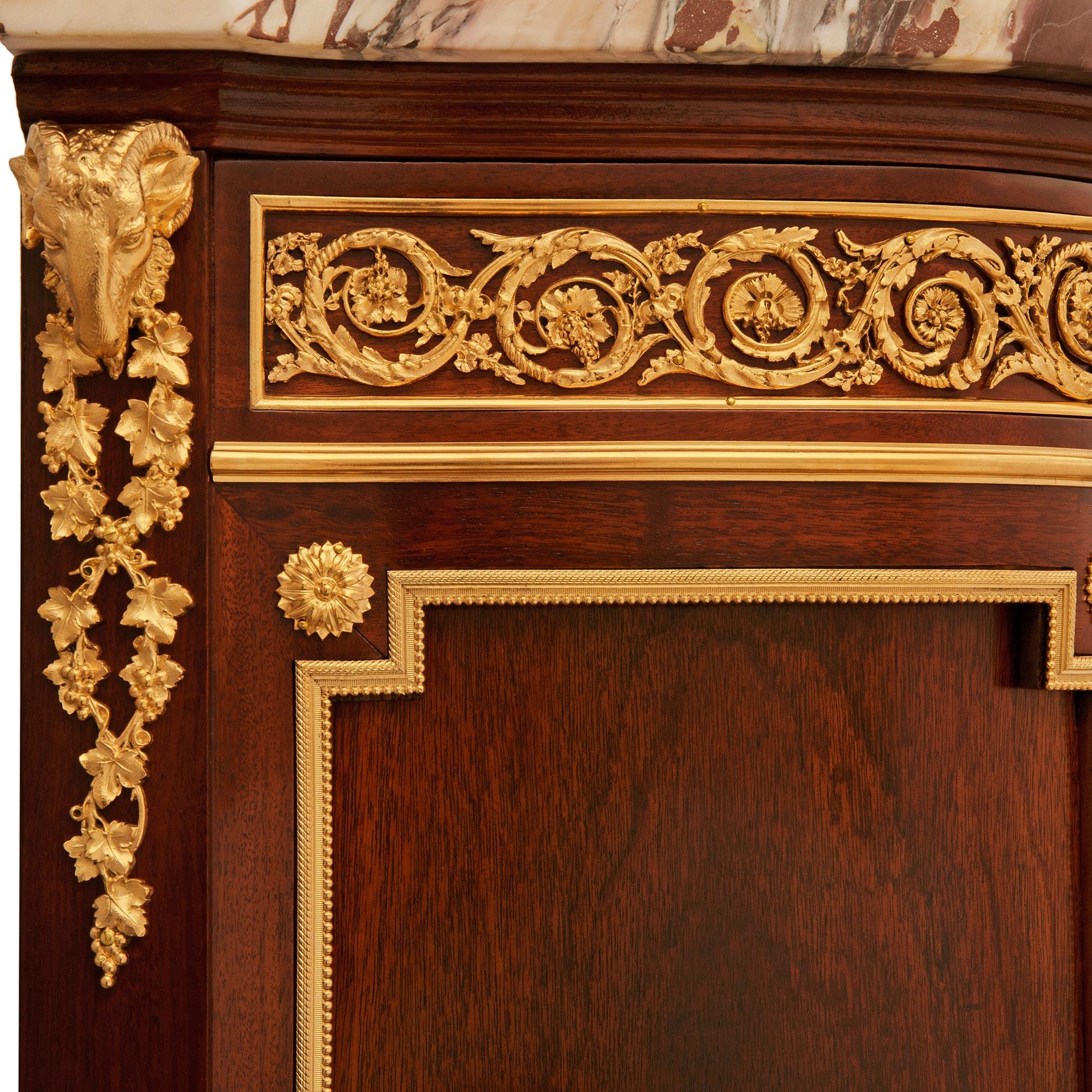 Similoro Armadio di transizione francese del XIX secolo in mogano e ormeggio. Armoire in mogano e ormolu, firmato A Link in vendita