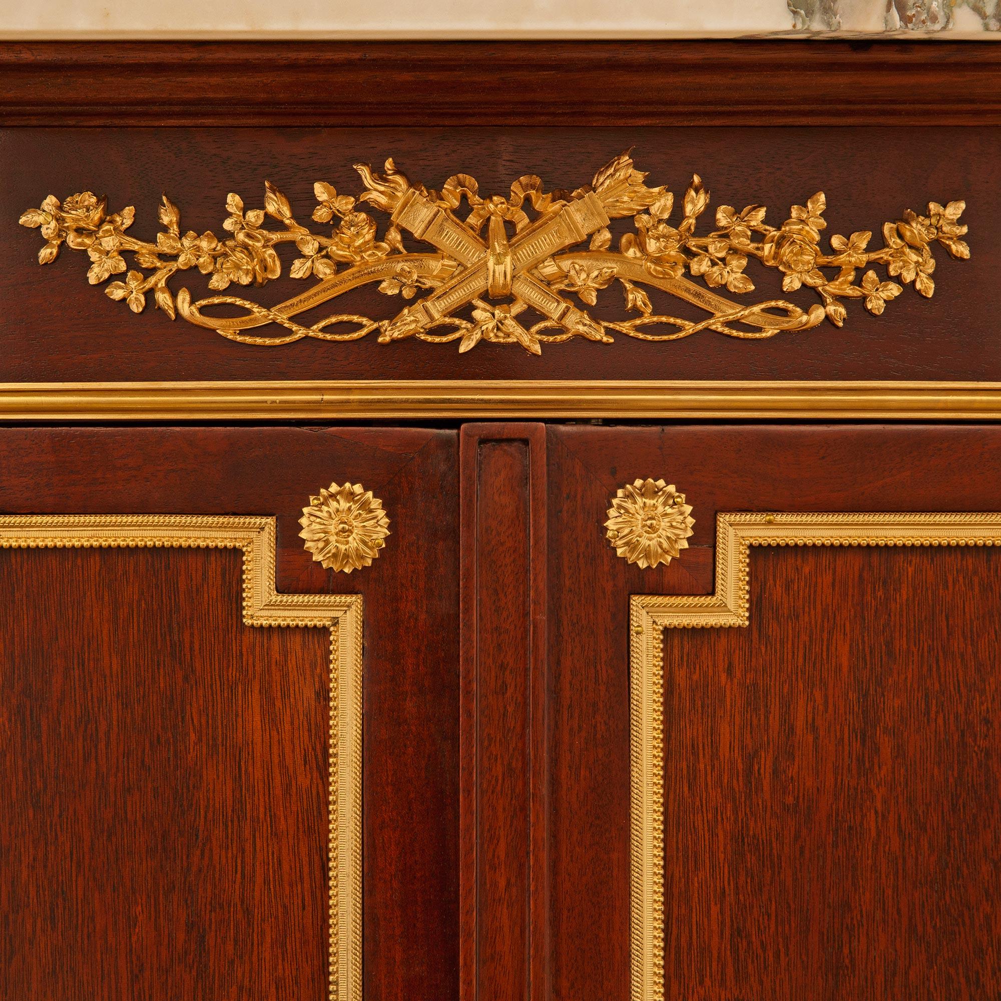 Armadio di transizione francese del XIX secolo in mogano e ormeggio. Armoire in mogano e ormolu, firmato A Link in vendita 1