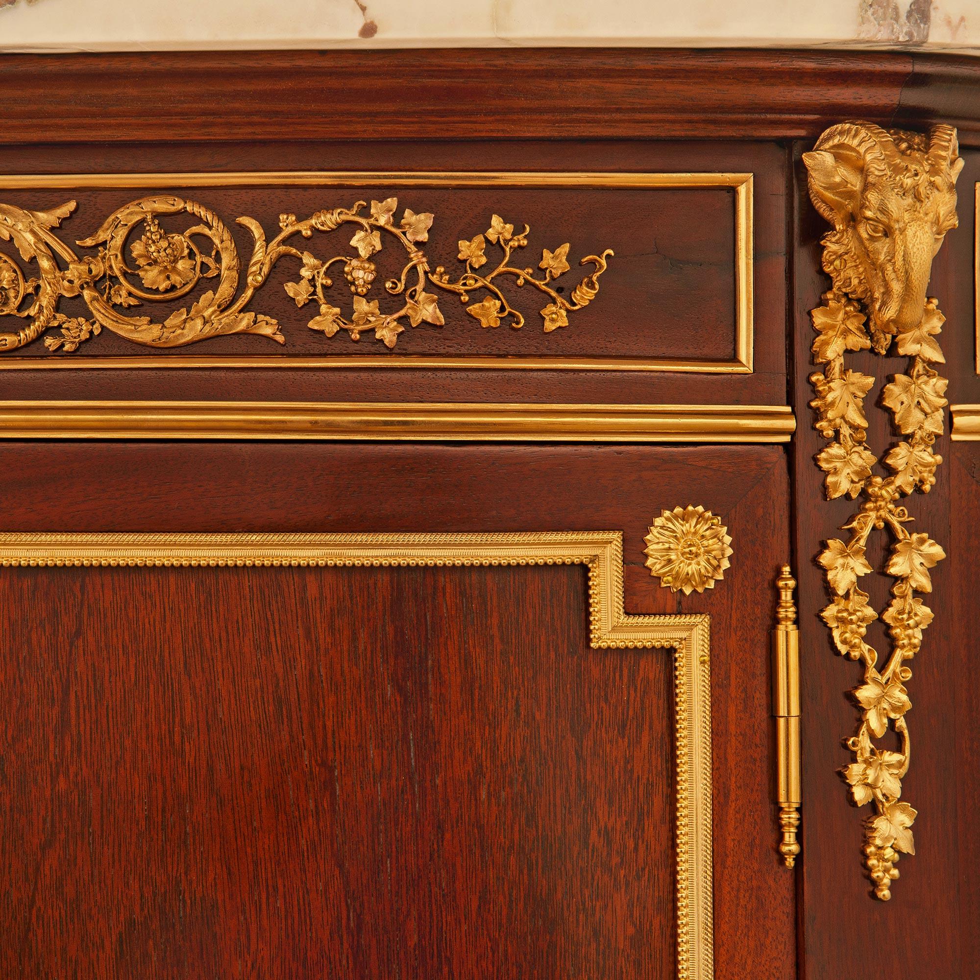 Armadio di transizione francese del XIX secolo in mogano e ormeggio. Armoire in mogano e ormolu, firmato A Link in vendita 2