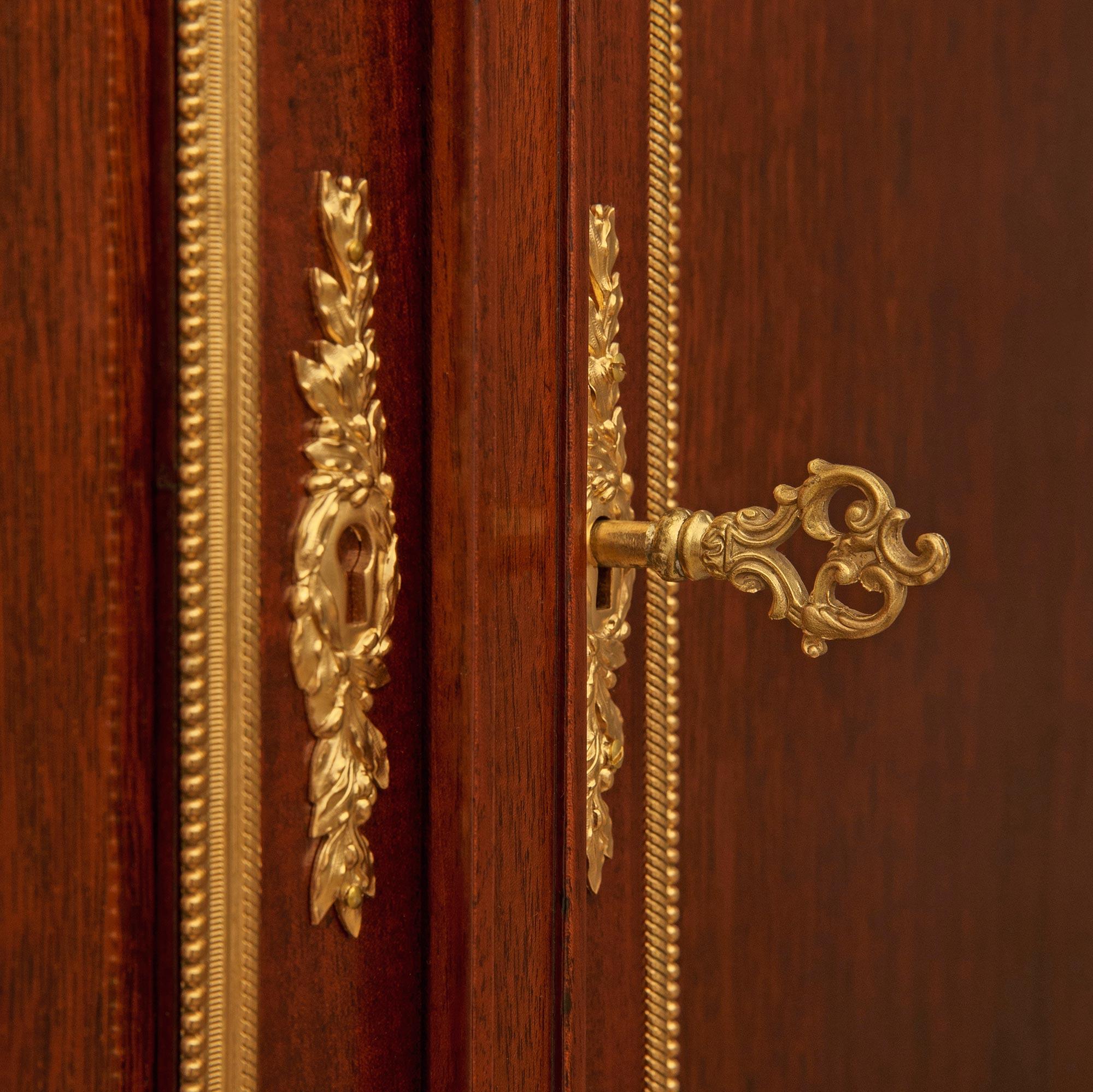 Armadio di transizione francese del XIX secolo in mogano e ormeggio. Armoire in mogano e ormolu, firmato A Link in vendita 4