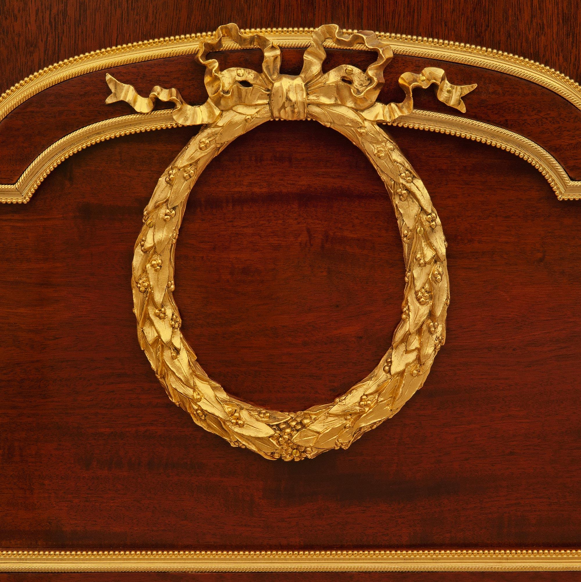 Armadio di transizione francese del XIX secolo in mogano e ormeggio. Armoire in mogano e ormolu, firmato A Link in vendita 5
