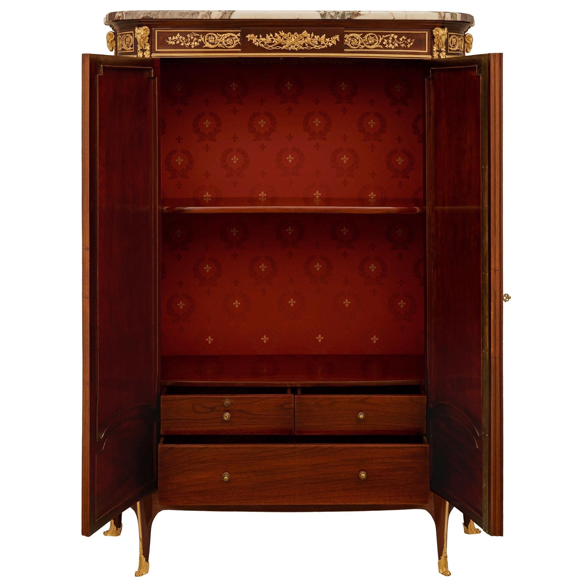 Luigi XVI Armadio di transizione francese del XIX secolo in mogano e ormeggio. Armoire in mogano e ormolu, firmato A Link in vendita