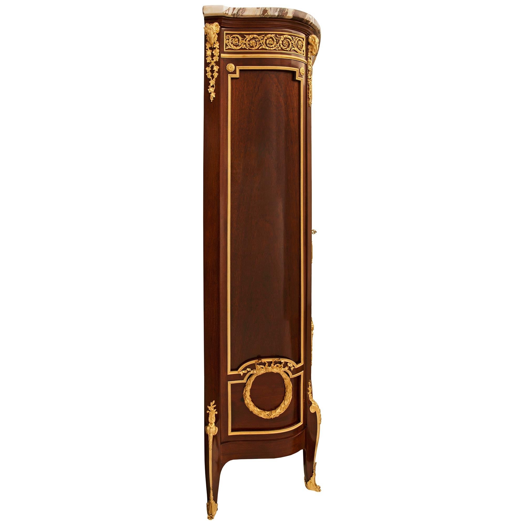 Armadio di transizione francese del XIX secolo in mogano e ormeggio. Armoire in mogano e ormolu, firmato A Link In condizioni buone in vendita a West Palm Beach, FL