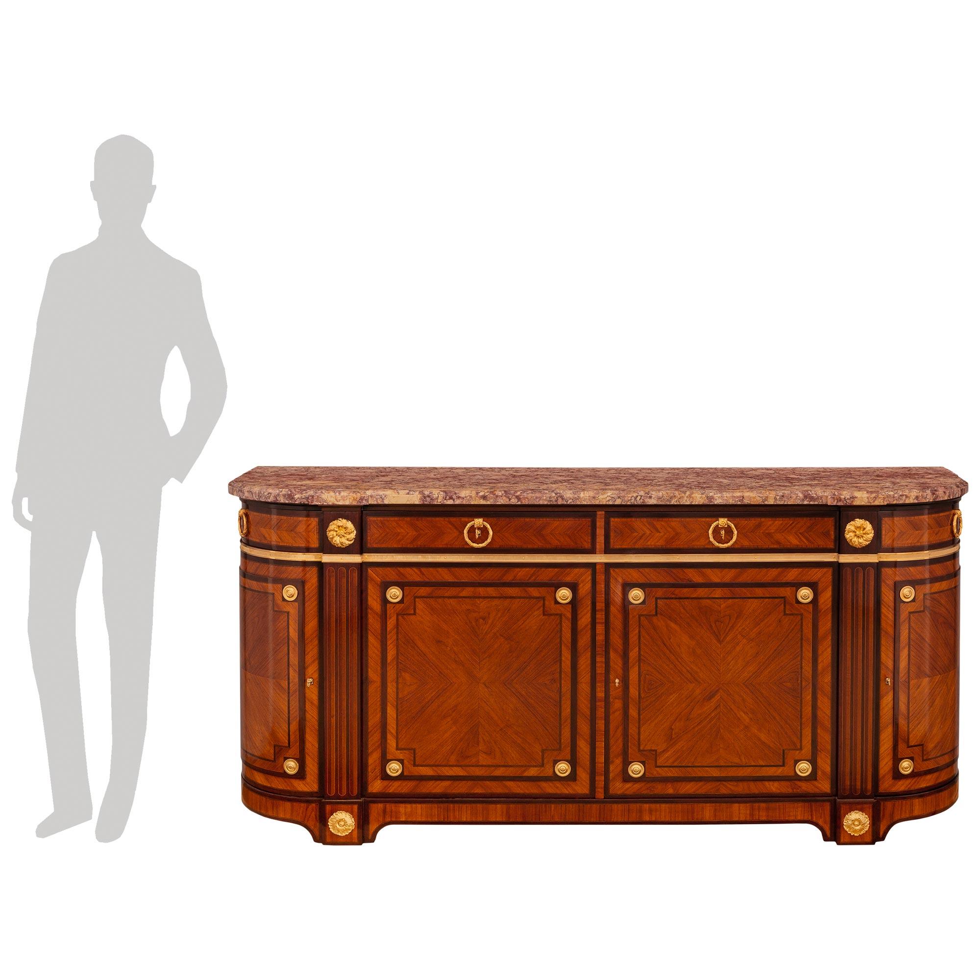 Un buffet in legno di tulipano, Kingwood e marmo Brocatelle d'Espagne del XIX secolo, firmato Krieger, di alta qualità. Questo eccezionale buffet è sostenuto da piedini a blocco integrati nel grembiule inferiore con un bordo bicolore. Sopra si