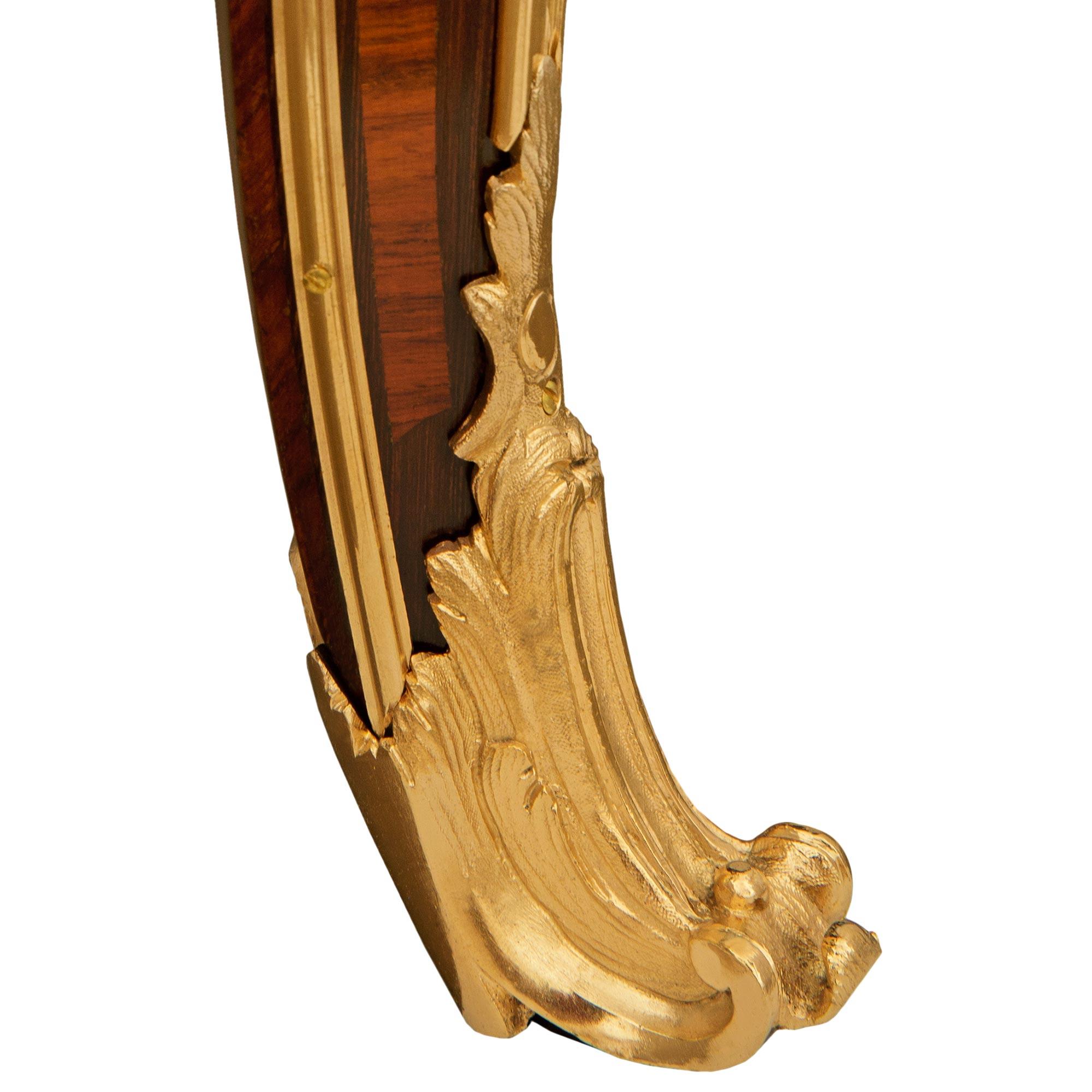 Scrivania francese del XIX secolo in legno di tulipano, Kingwood e ormolu, attribuita a Durand in vendita 4