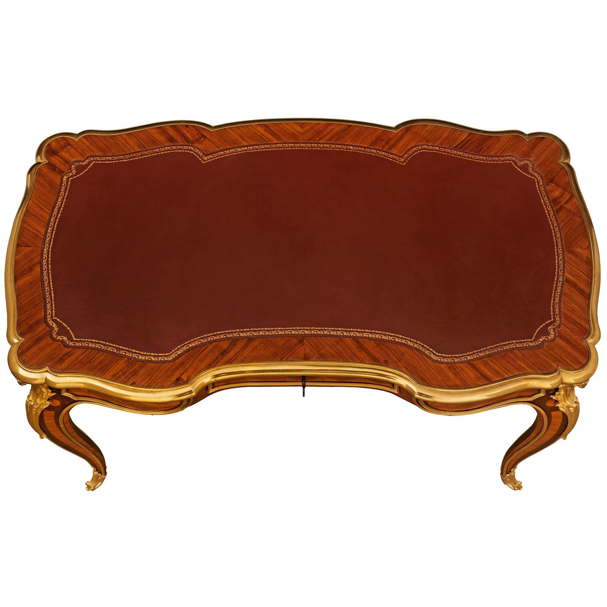 Scrivania francese del XIX secolo in legno di tulipano, Kingwood e ormolu, attribuita a Durand in vendita 5