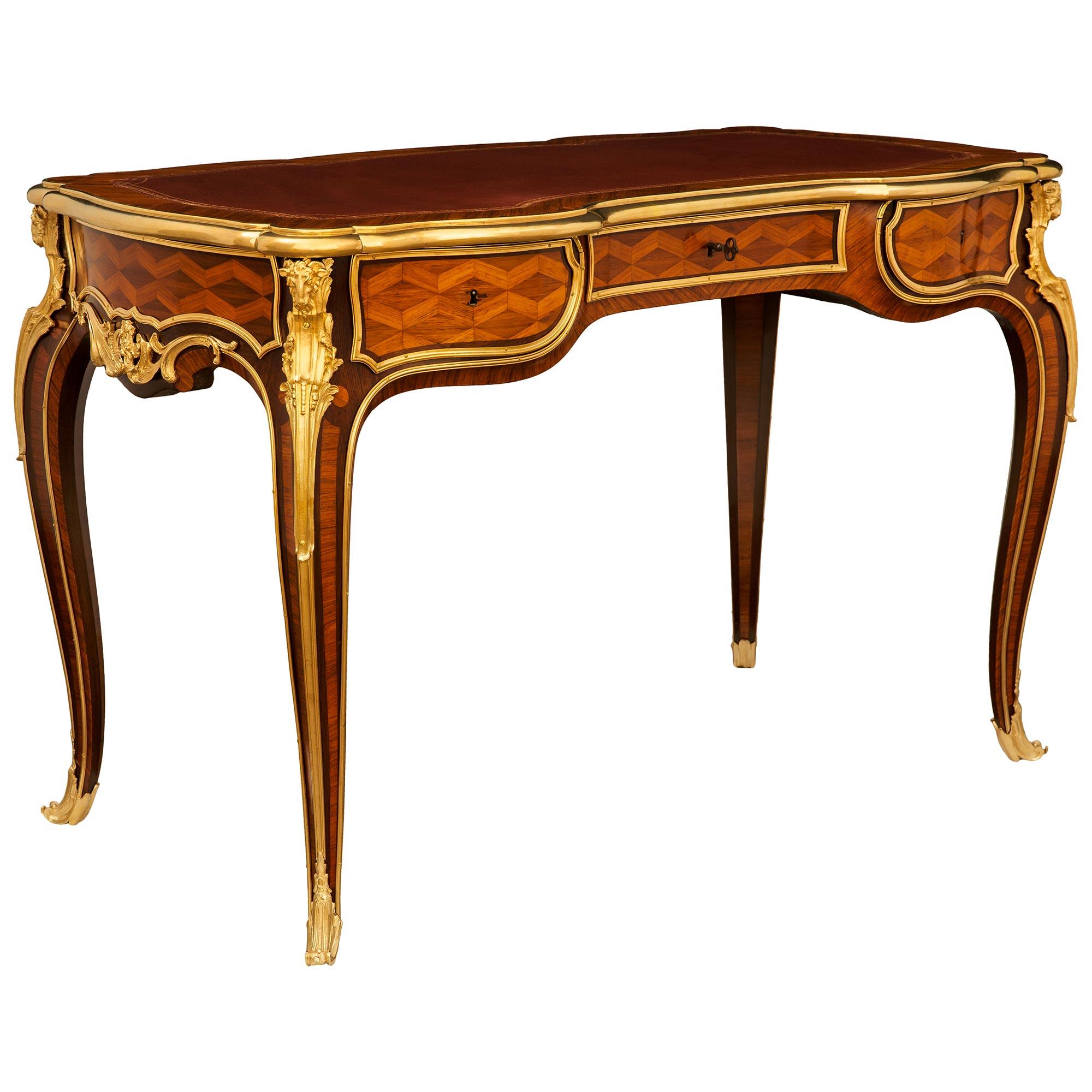 Luigi XV Scrivania francese del XIX secolo in legno di tulipano, Kingwood e ormolu, attribuita a Durand in vendita