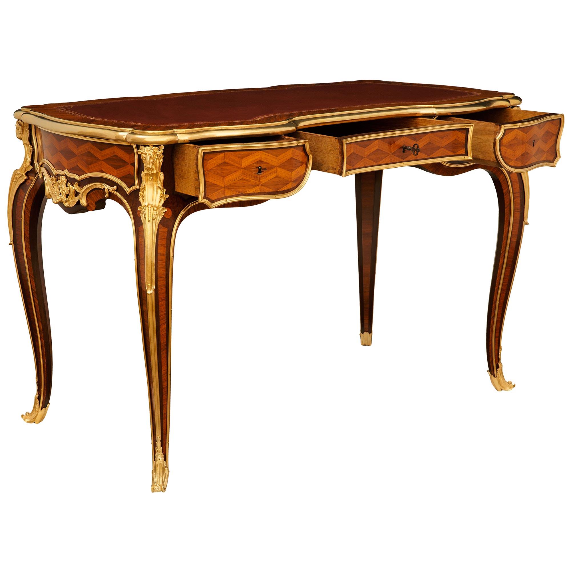 Francese Scrivania francese del XIX secolo in legno di tulipano, Kingwood e ormolu, attribuita a Durand in vendita