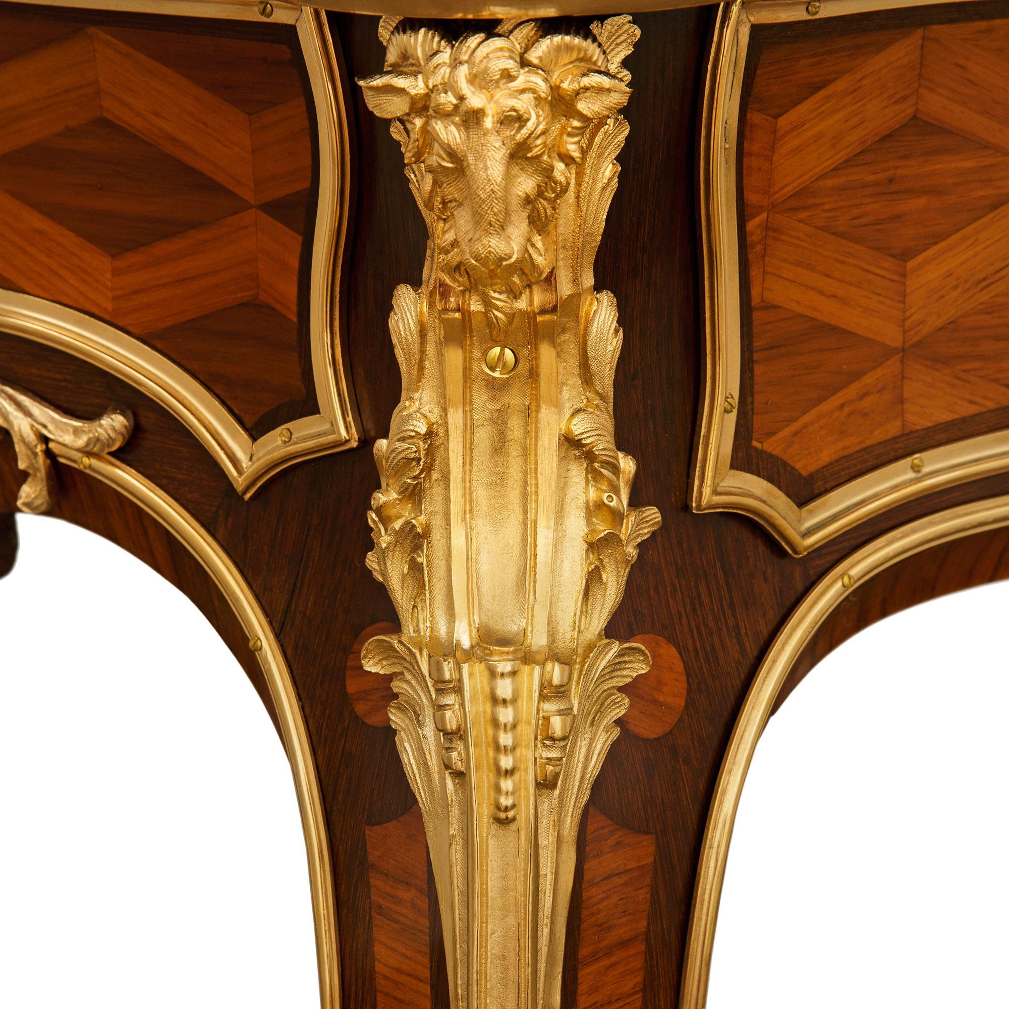 Scrivania francese del XIX secolo in legno di tulipano, Kingwood e ormolu, attribuita a Durand in vendita 1