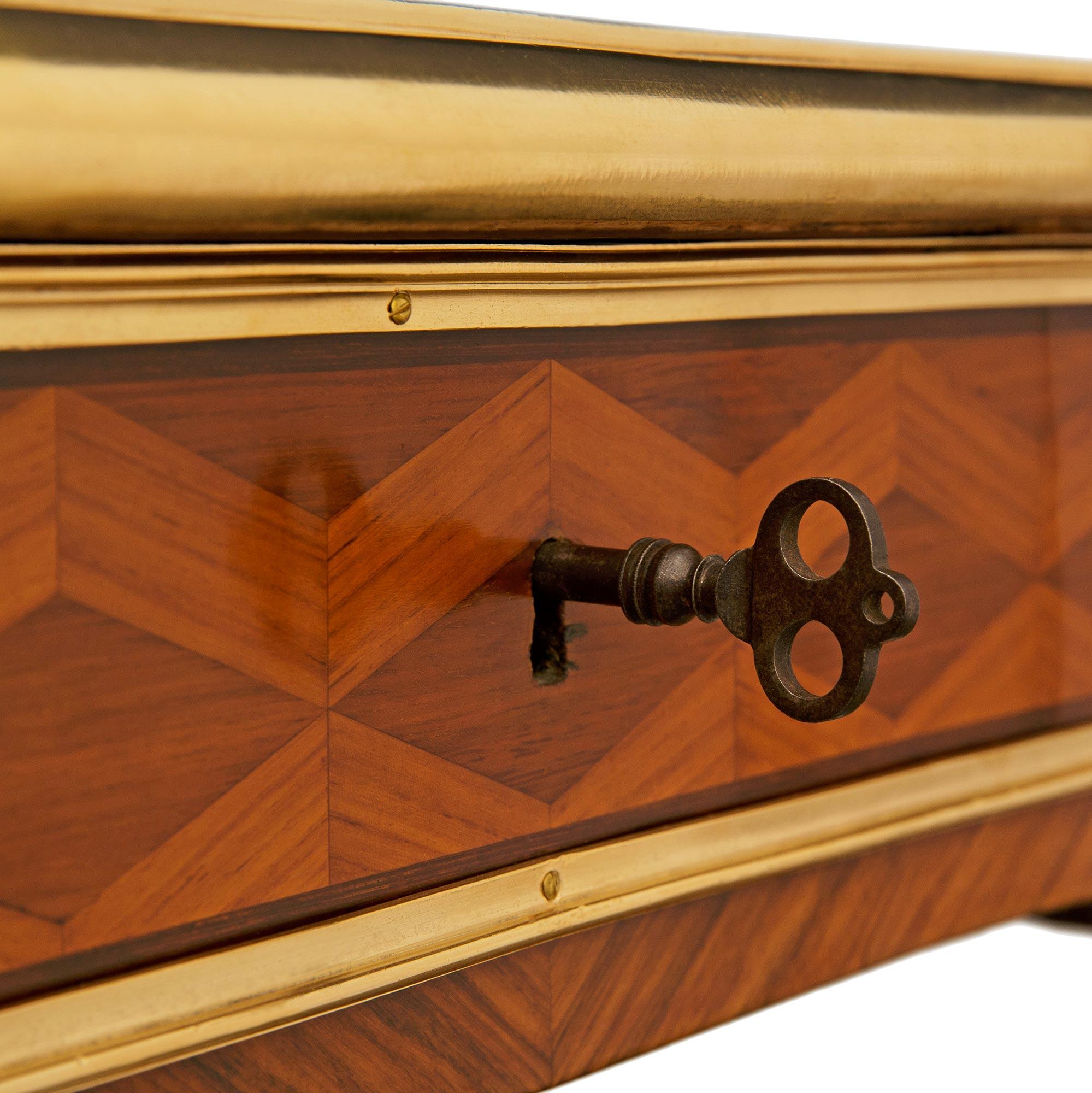 Scrivania francese del XIX secolo in legno di tulipano, Kingwood e ormolu, attribuita a Durand in vendita 2