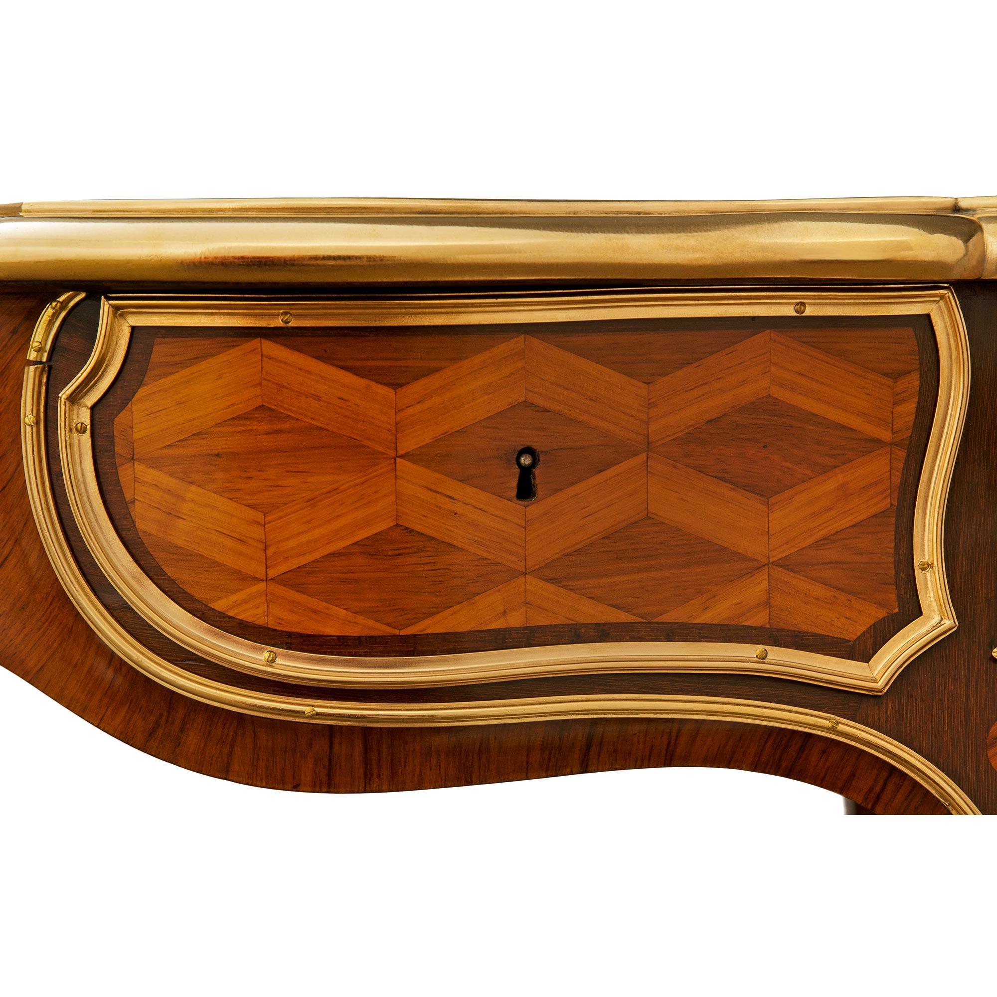 Scrivania francese del XIX secolo in legno di tulipano, Kingwood e ormolu, attribuita a Durand in vendita 3