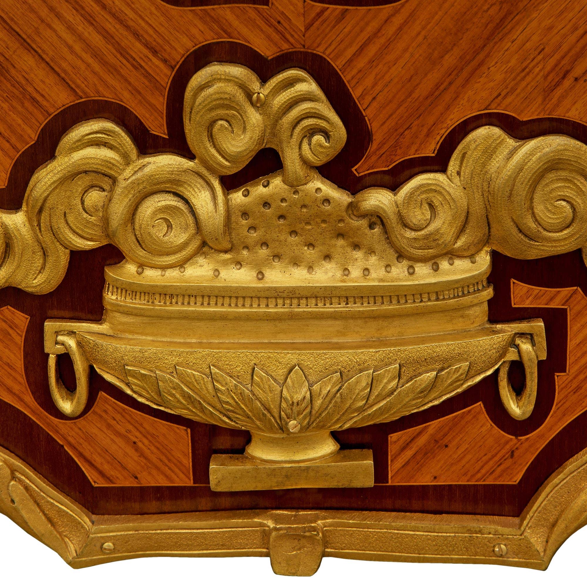 Commode francese del XIX secolo in legno di tulipano, Kingwood, Ormolu e marmo di Breche D'Alep in vendita 5