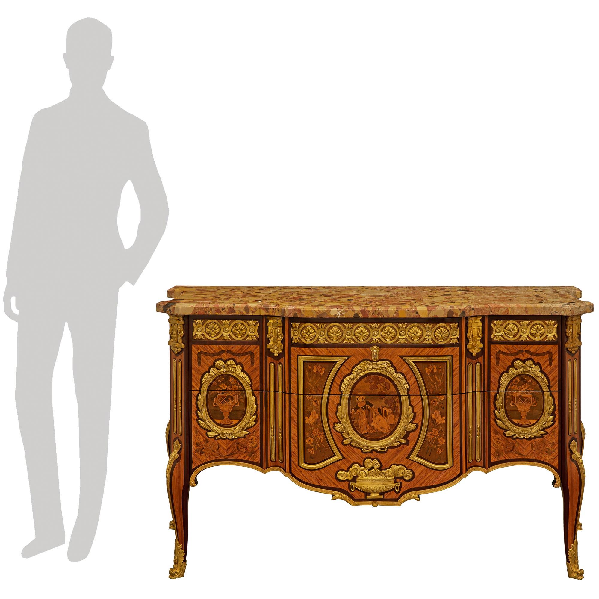 Uno squisito e pregiato mobile di transizione francese del XIX secolo in legno di tulipano, Ormolu e marmo di Breche D'Alep. Tulipano, Kingwood, Ormolu e marmo di Breche D'Alep, su modello di Pierre-Antoine Foullet. Questa eccezionale commode a due