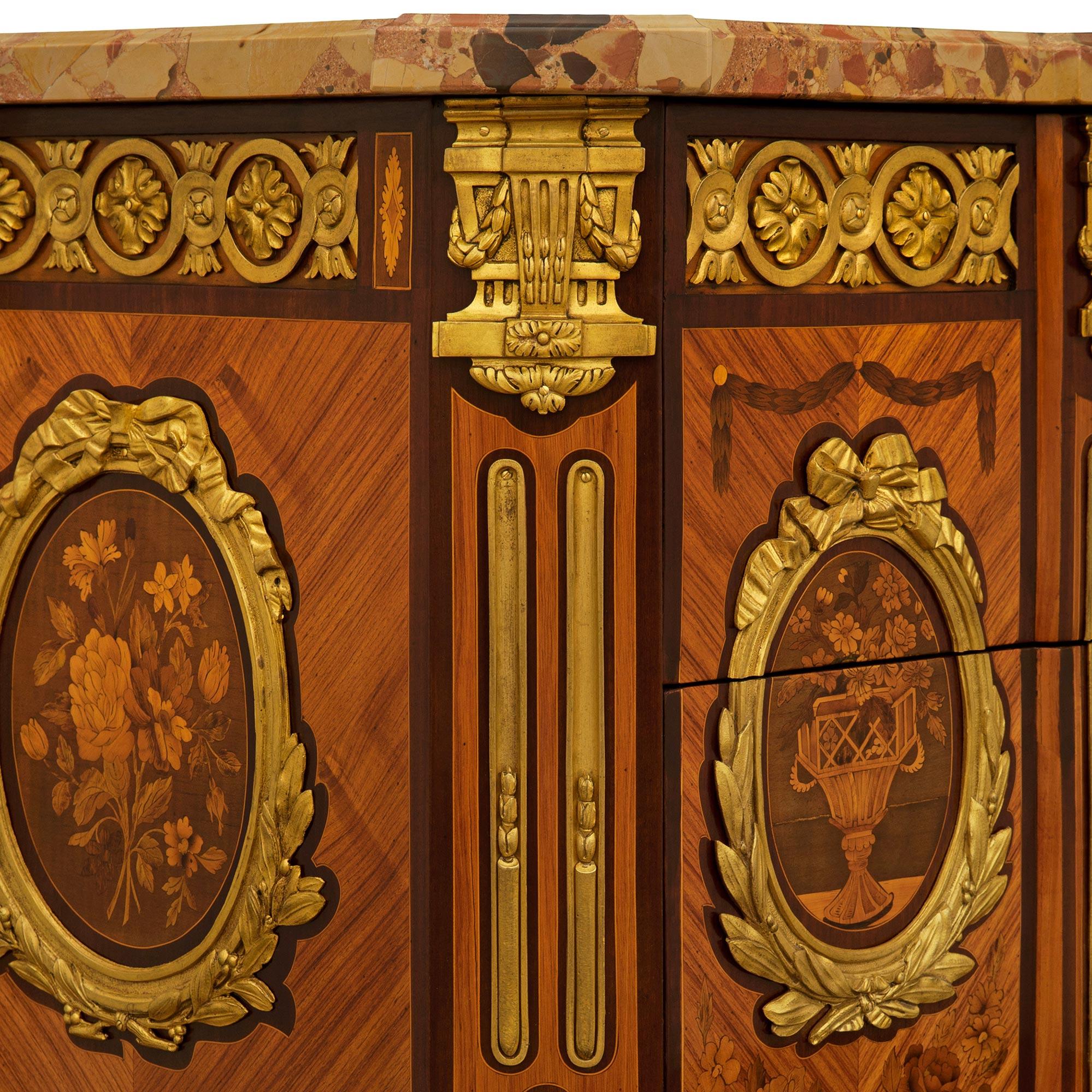 Commode francese del XIX secolo in legno di tulipano, Kingwood, Ormolu e marmo di Breche D'Alep in vendita 1