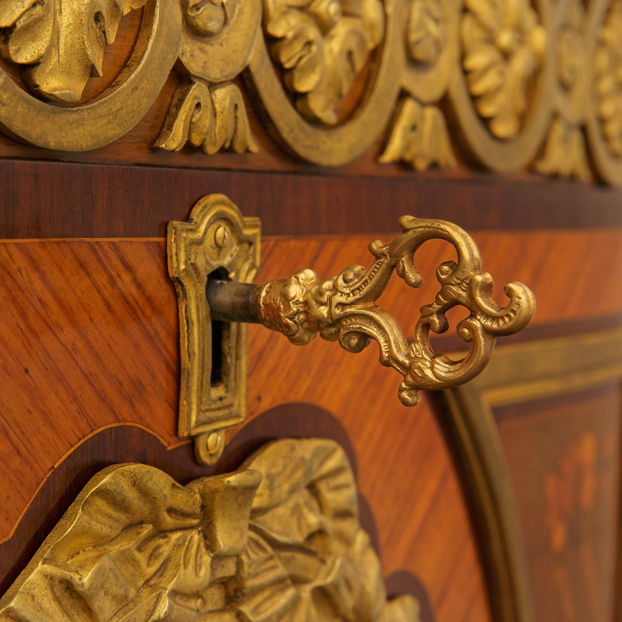 Commode francese del XIX secolo in legno di tulipano, Kingwood, Ormolu e marmo di Breche D'Alep in vendita 4