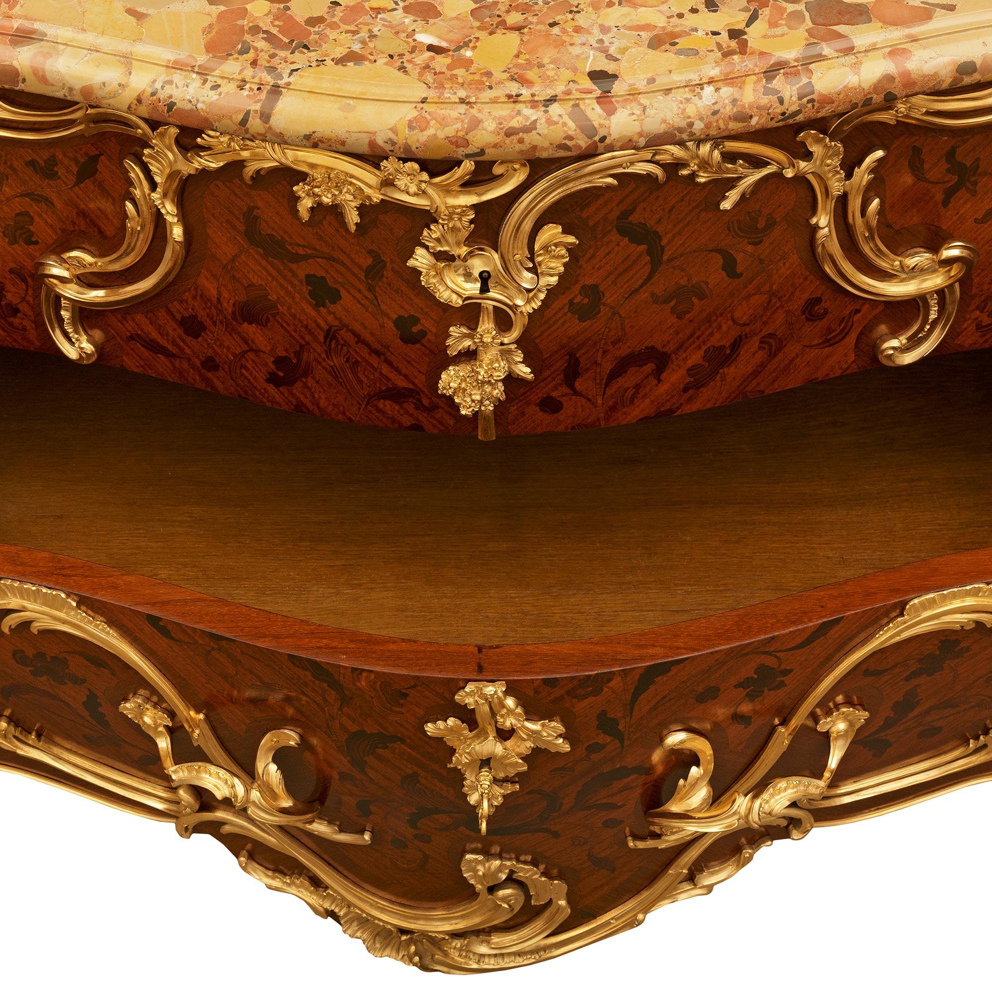 Arcón francés del siglo XIX de madera de tulipán, kingwood, ormolu y mármol, firmado Durand en venta 5