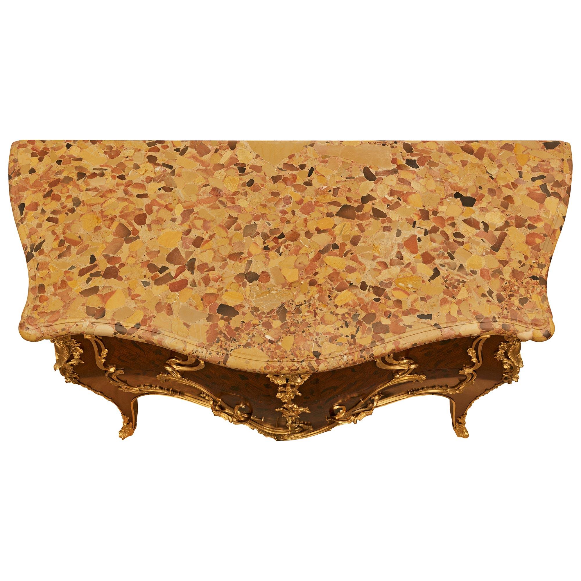Arcón francés del siglo XIX de madera de tulipán, kingwood, ormolu y mármol, firmado Durand en venta 7