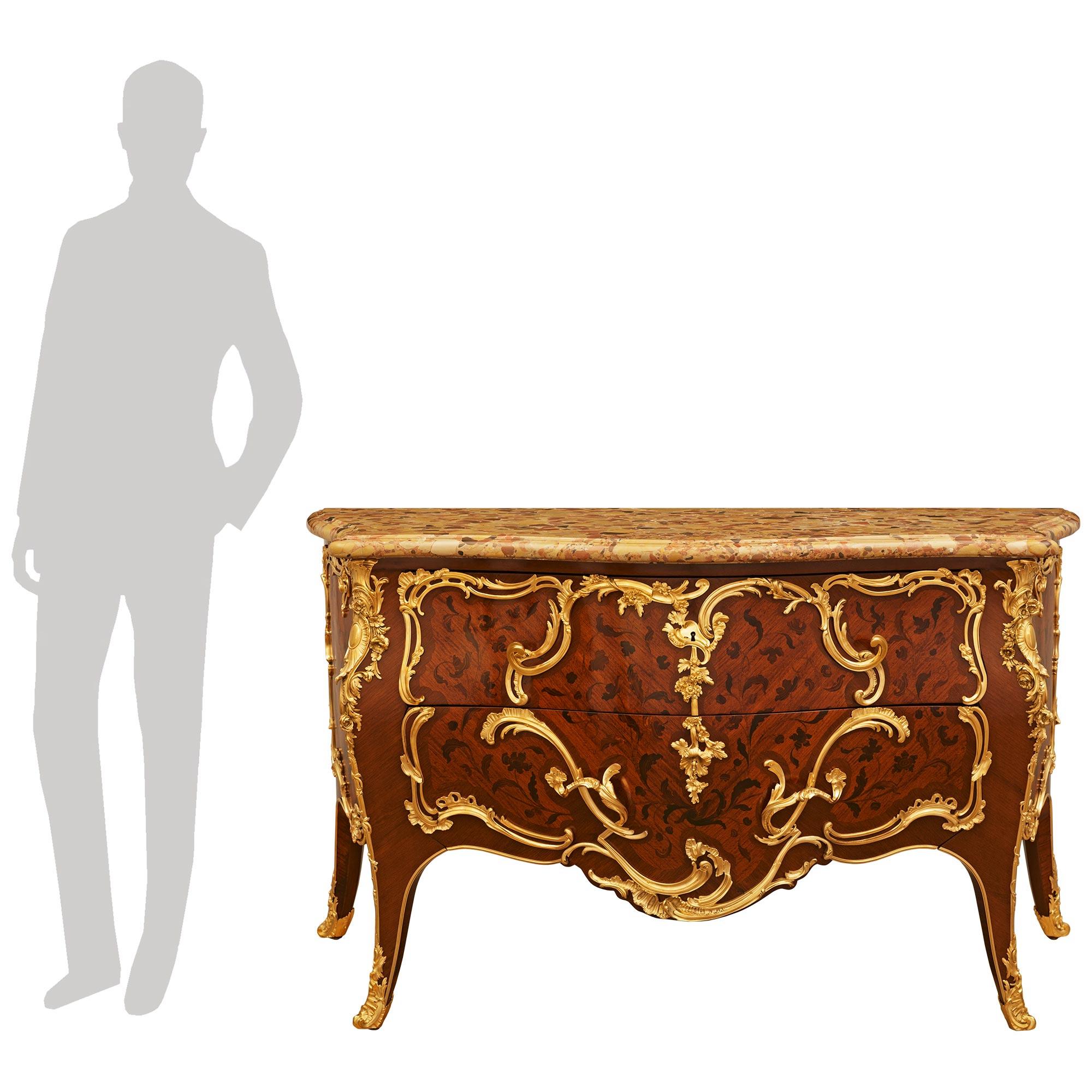 Sensacional cómoda francesa del siglo XIX, de altísima calidad, en madera de tulipán, kingwood, ormolu y mármol Breche D'Alep, firmada F. Durand. Esta asombrosa cómoda Sans Traverse (sin travesaño) de dos cajones está ricamente decorada con