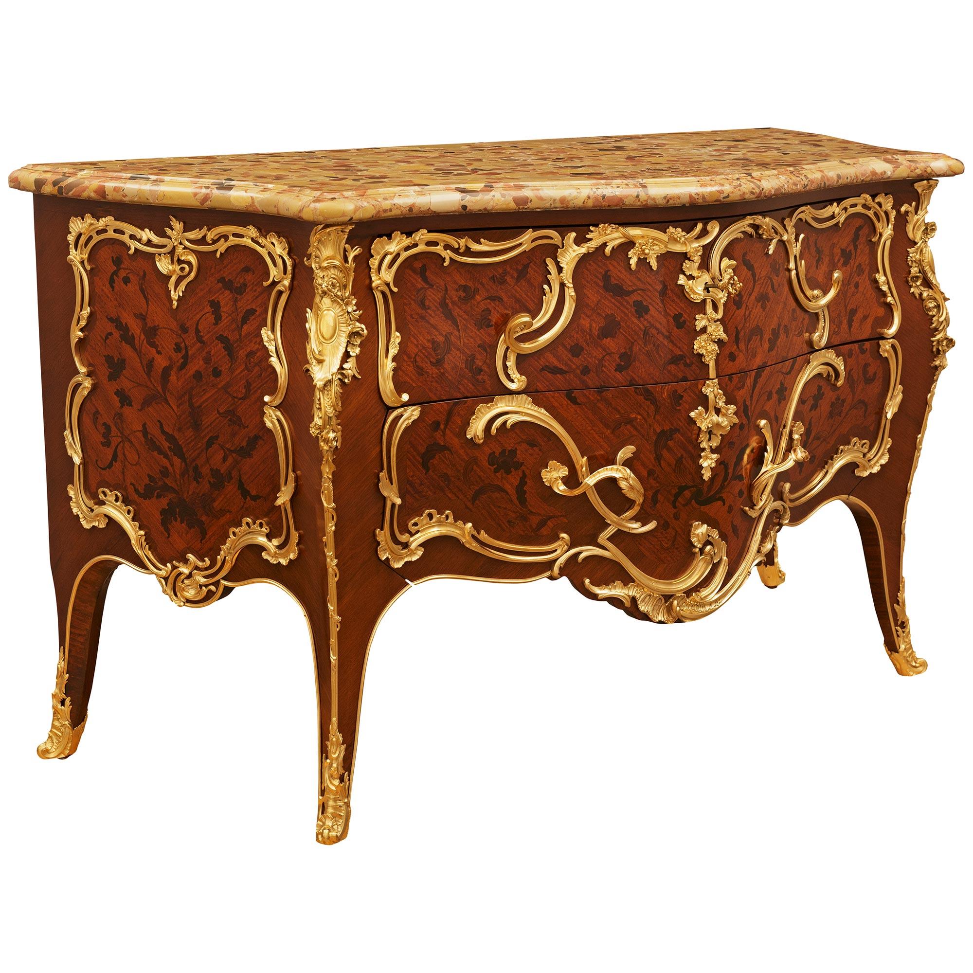 Arcón francés del siglo XIX de madera de tulipán, kingwood, ormolu y mármol, firmado Durand Luis XV en venta