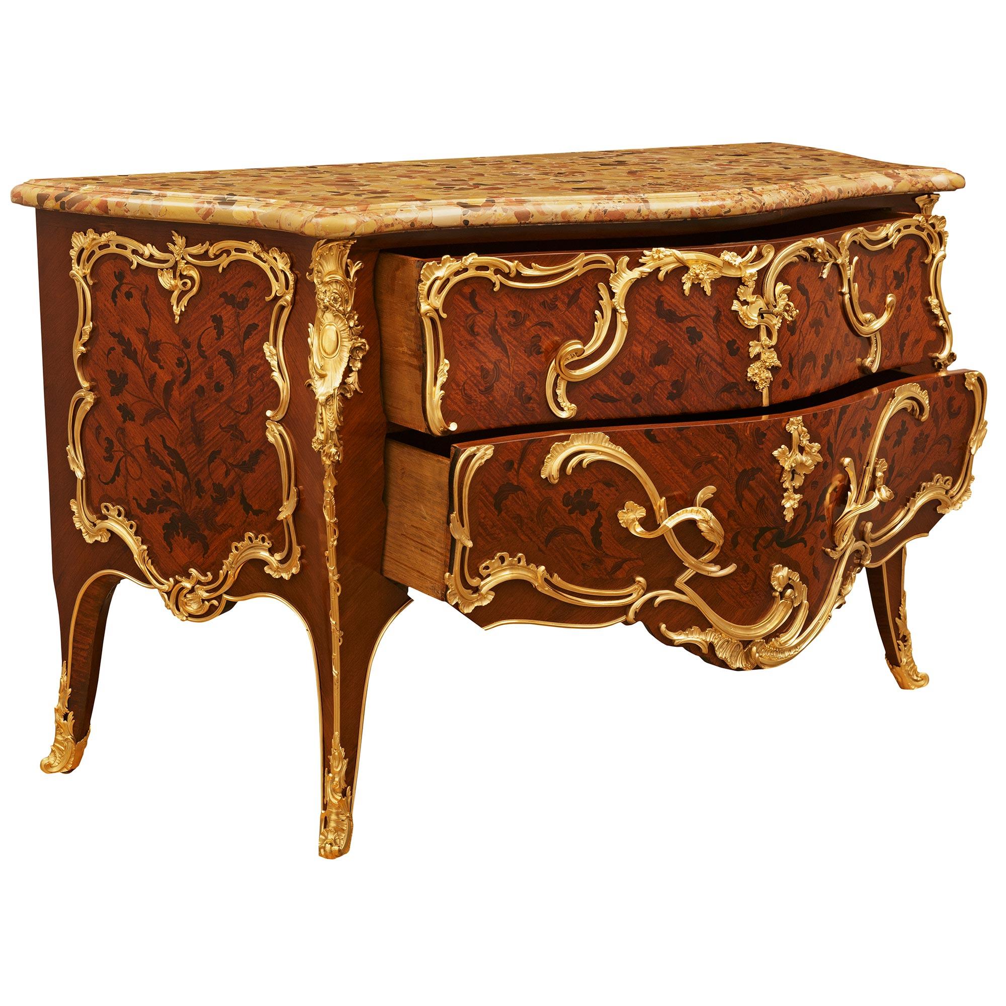 Arcón francés del siglo XIX de madera de tulipán, kingwood, ormolu y mármol, firmado Durand Francés en venta