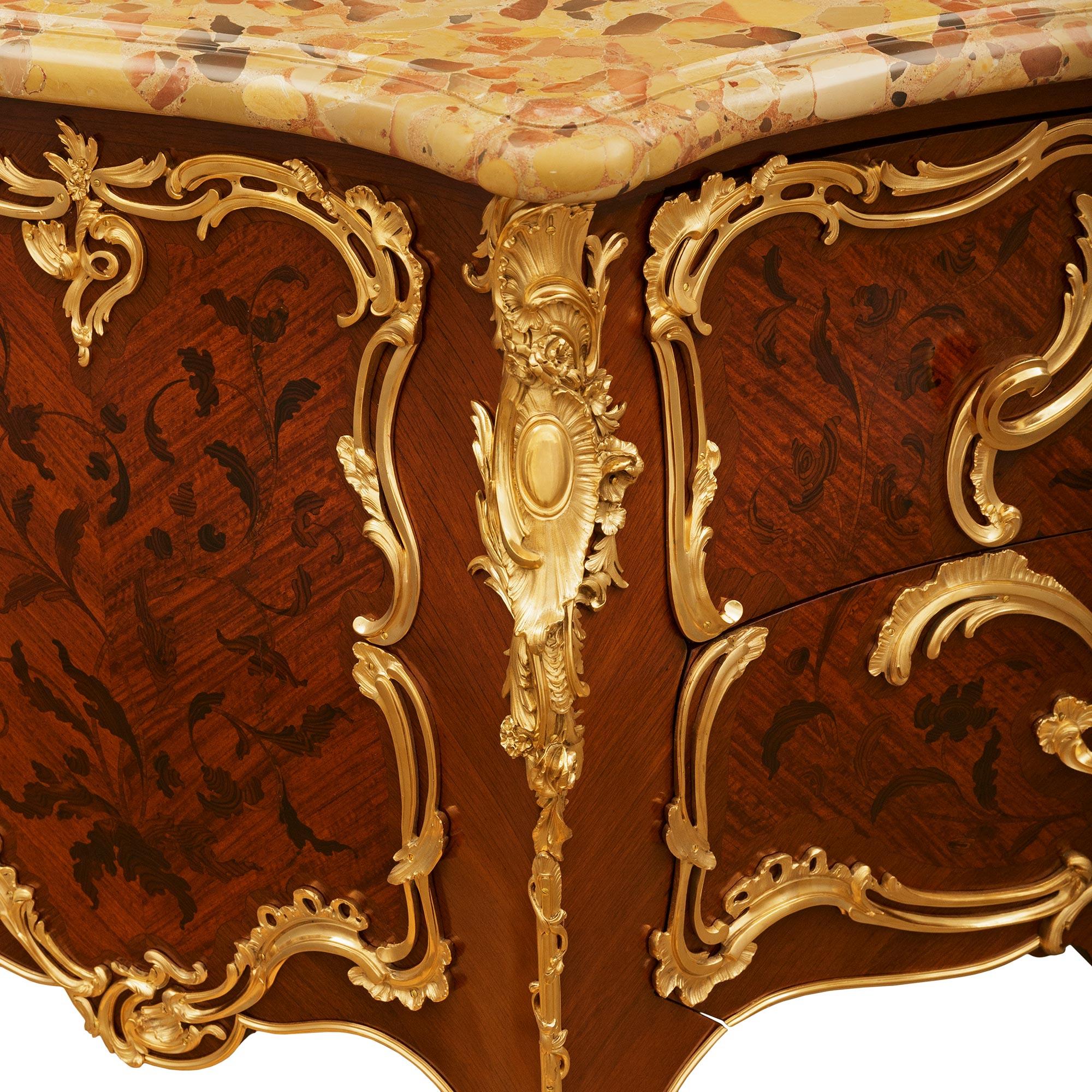 Arcón francés del siglo XIX de madera de tulipán, kingwood, ormolu y mármol, firmado Durand Ormolú en venta