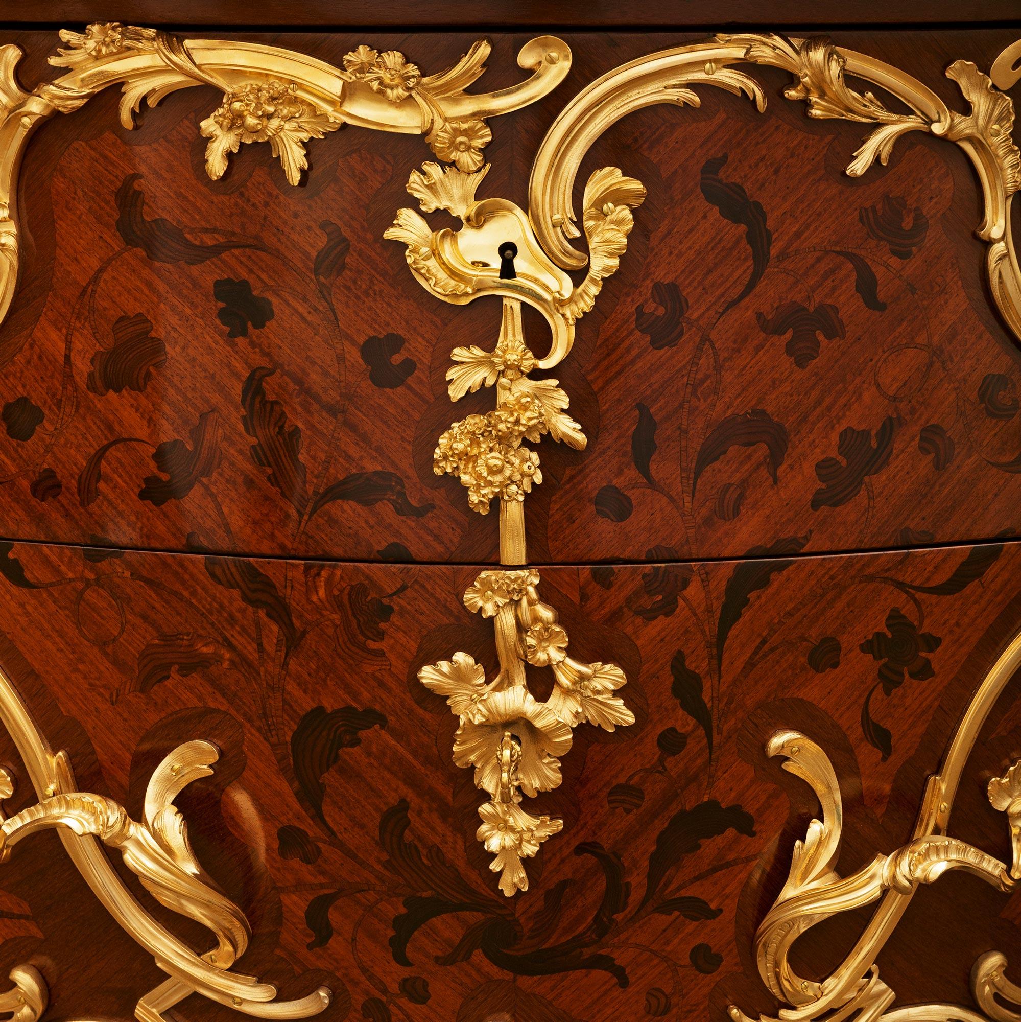 Arcón francés del siglo XIX de madera de tulipán, kingwood, ormolu y mármol, firmado Durand en venta 1