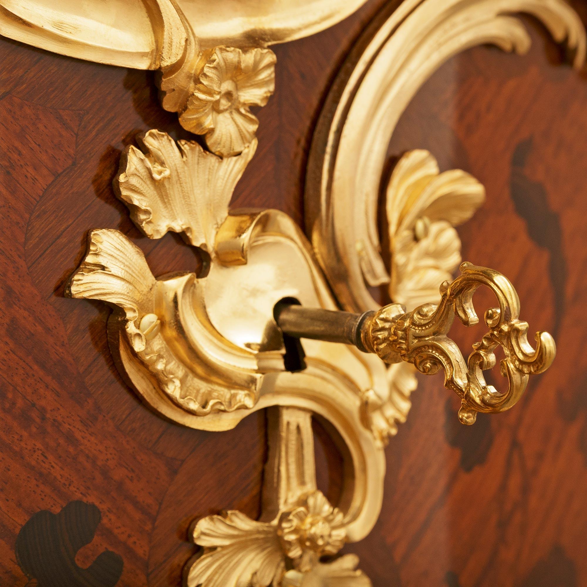 Arcón francés del siglo XIX de madera de tulipán, kingwood, ormolu y mármol, firmado Durand en venta 2