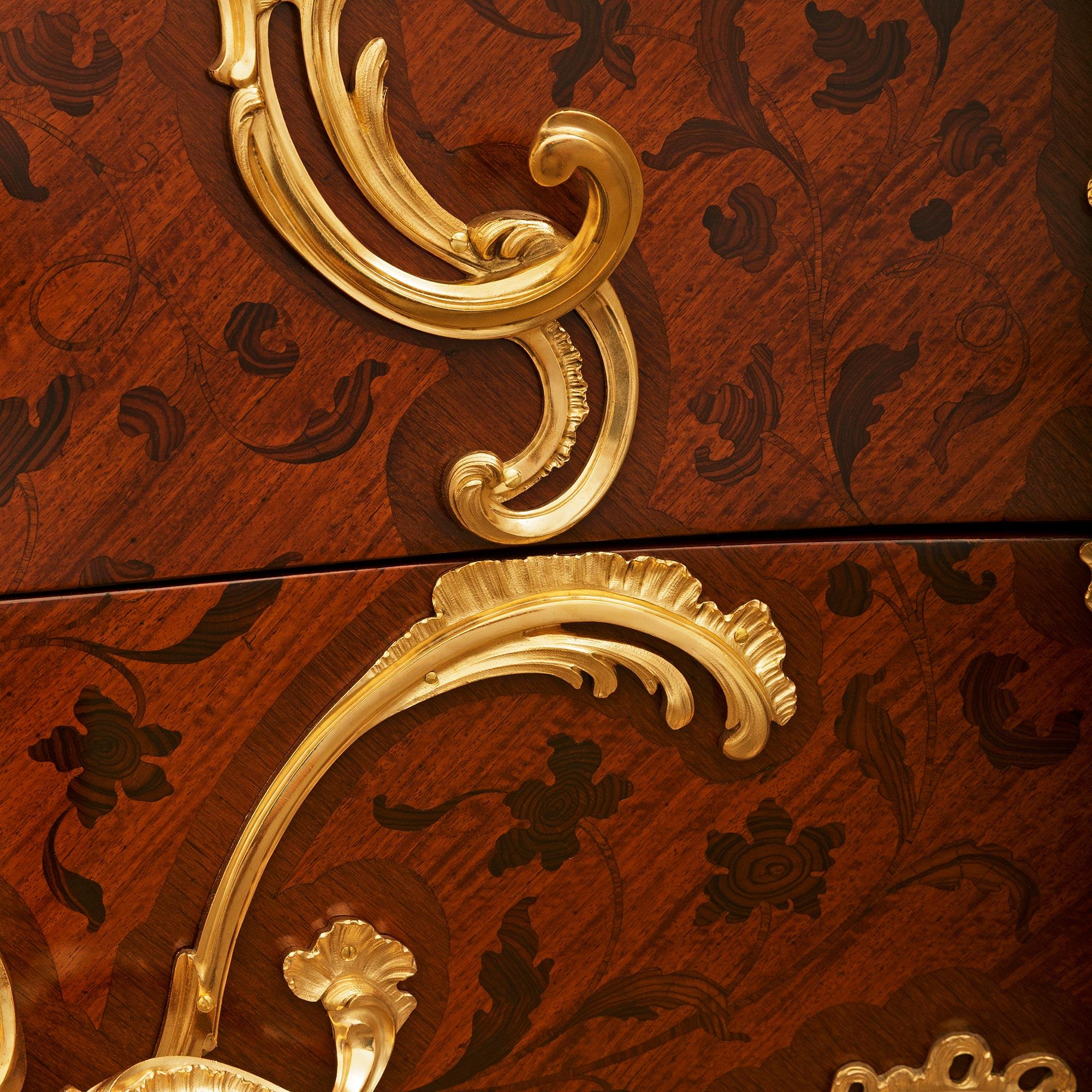 Arcón francés del siglo XIX de madera de tulipán, kingwood, ormolu y mármol, firmado Durand en venta 3