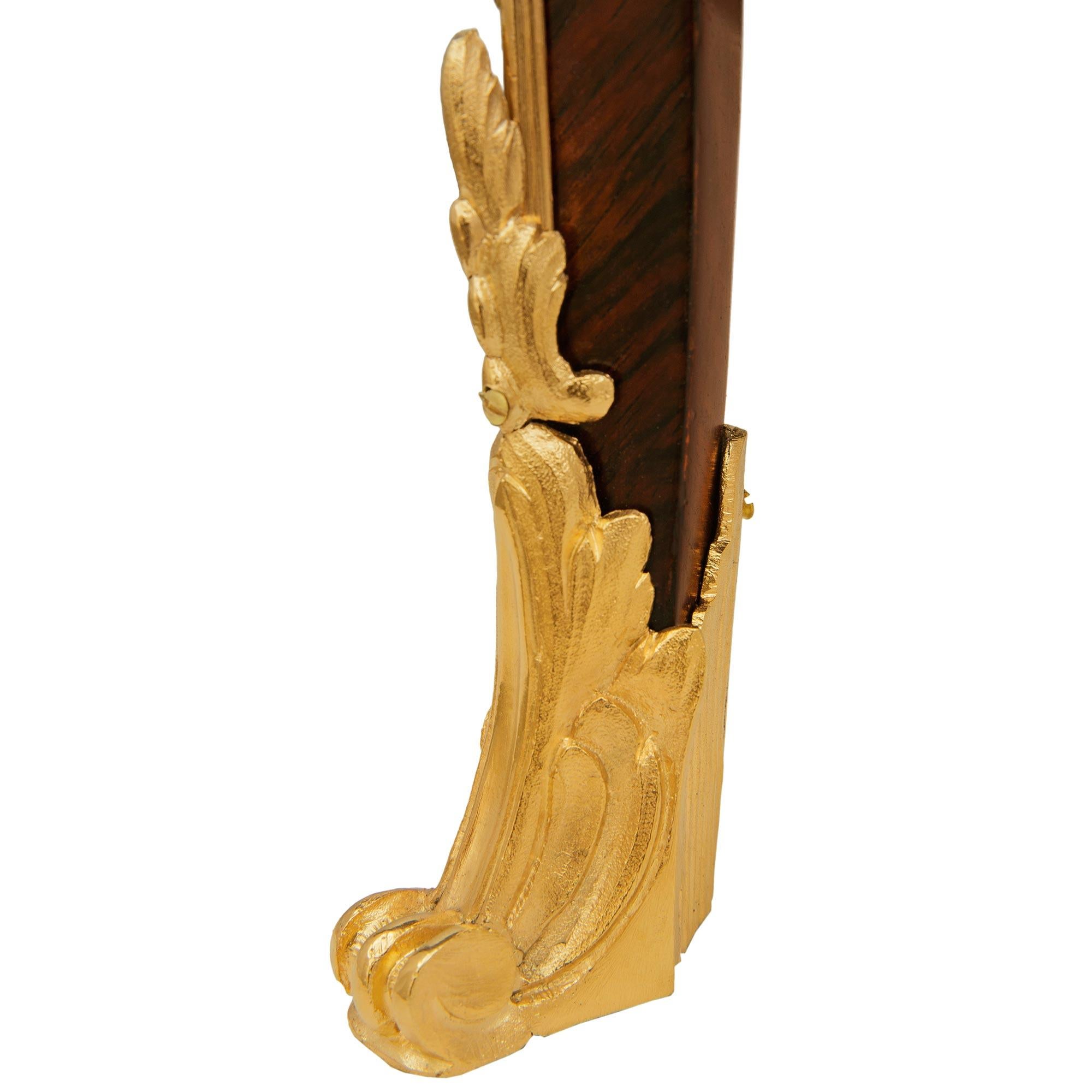 Mesa auxiliar francesa del siglo XIX de madera de tulipán, kingwood, ormolu y mármol en venta 5