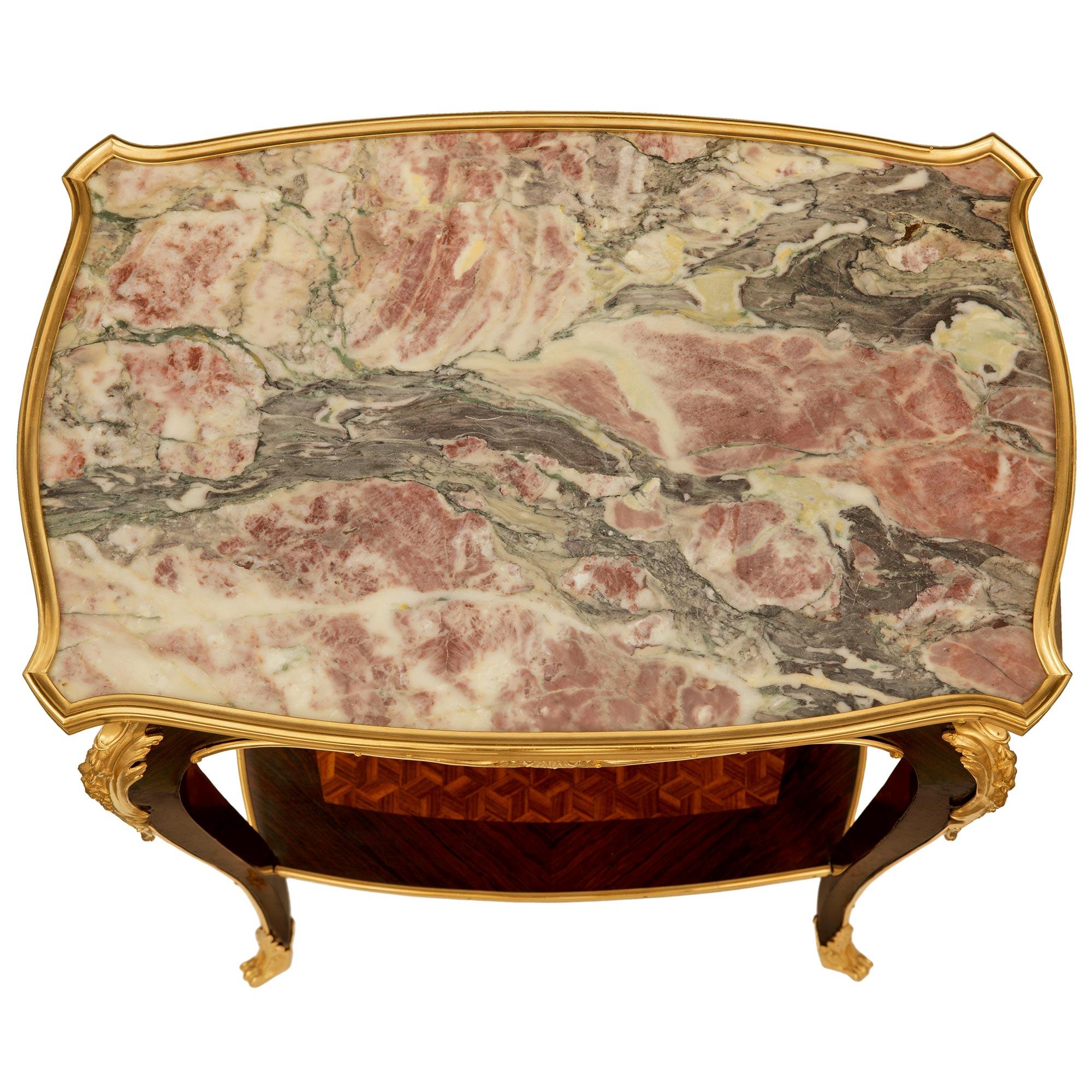 Mesa auxiliar francesa del siglo XIX de madera de tulipán, kingwood, ormolu y mármol en venta 6