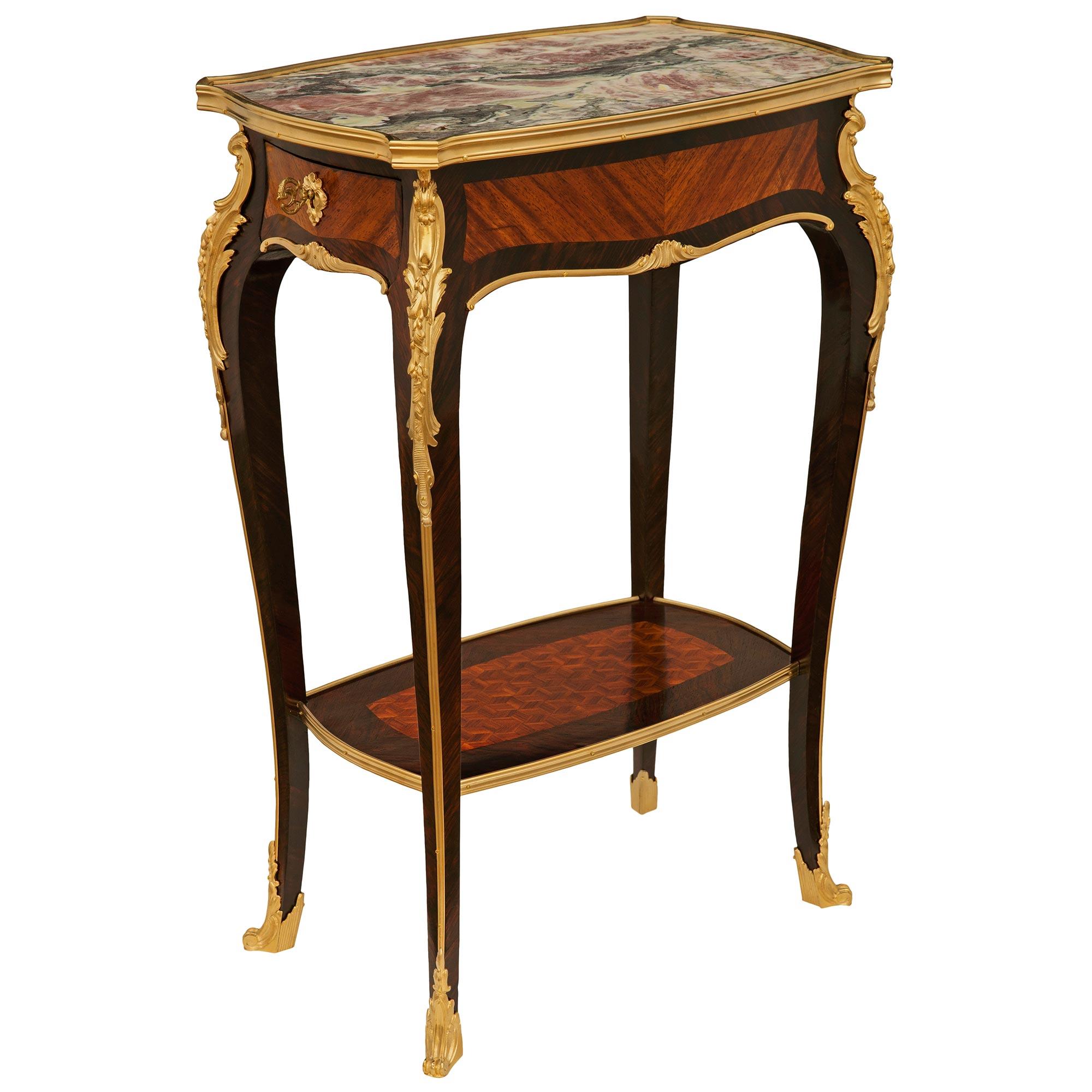Mesa auxiliar francesa del siglo XIX de madera de tulipán, kingwood, ormolu y mármol Luis XV en venta