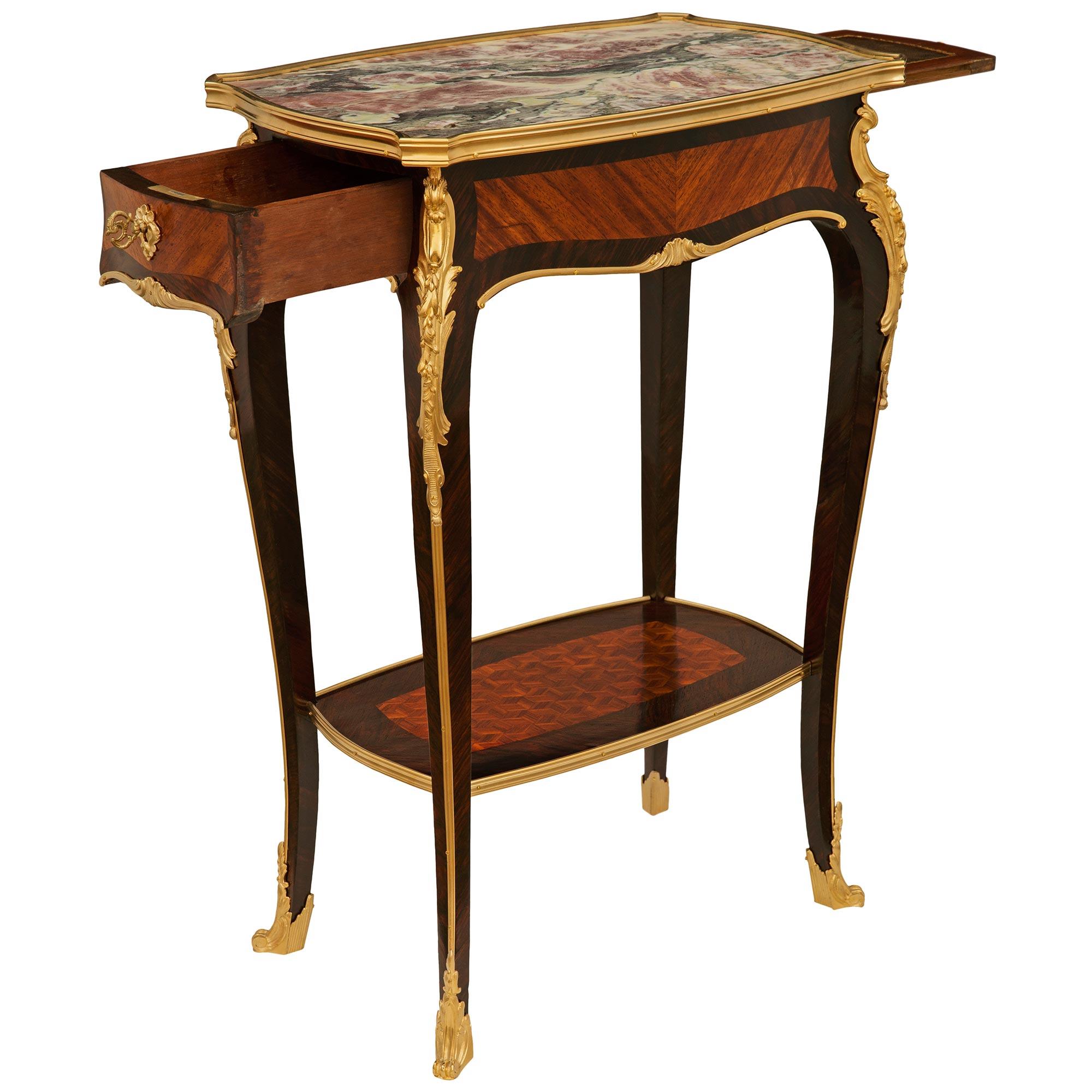 Mesa auxiliar francesa del siglo XIX de madera de tulipán, kingwood, ormolu y mármol Francés en venta
