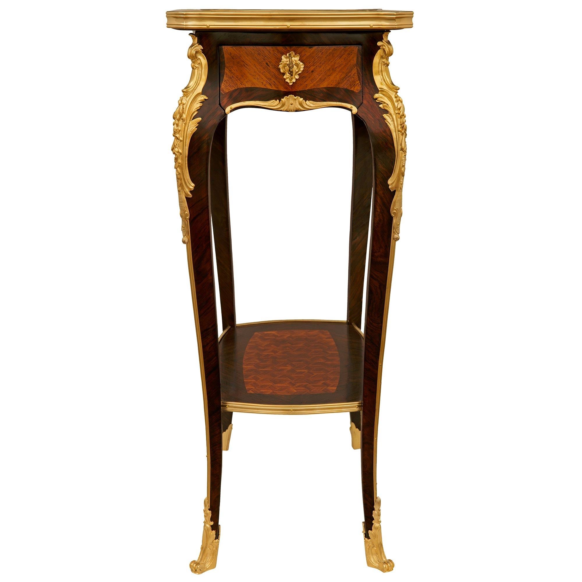 Mesa auxiliar francesa del siglo XIX de madera de tulipán, kingwood, ormolu y mármol en Bueno estado para la venta en West Palm Beach, FL