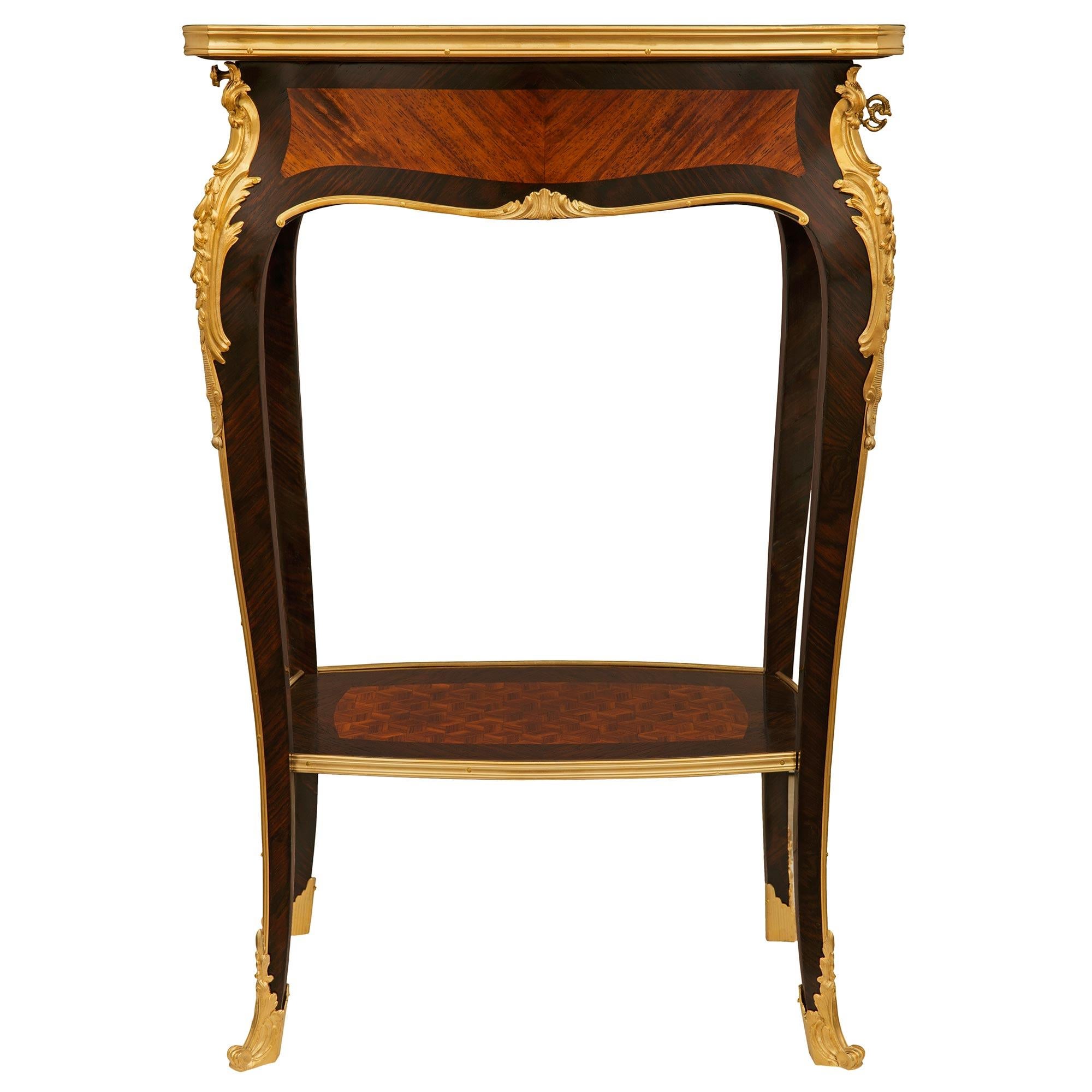 Mesa auxiliar francesa del siglo XIX de madera de tulipán, kingwood, ormolu y mármol Ormolú en venta
