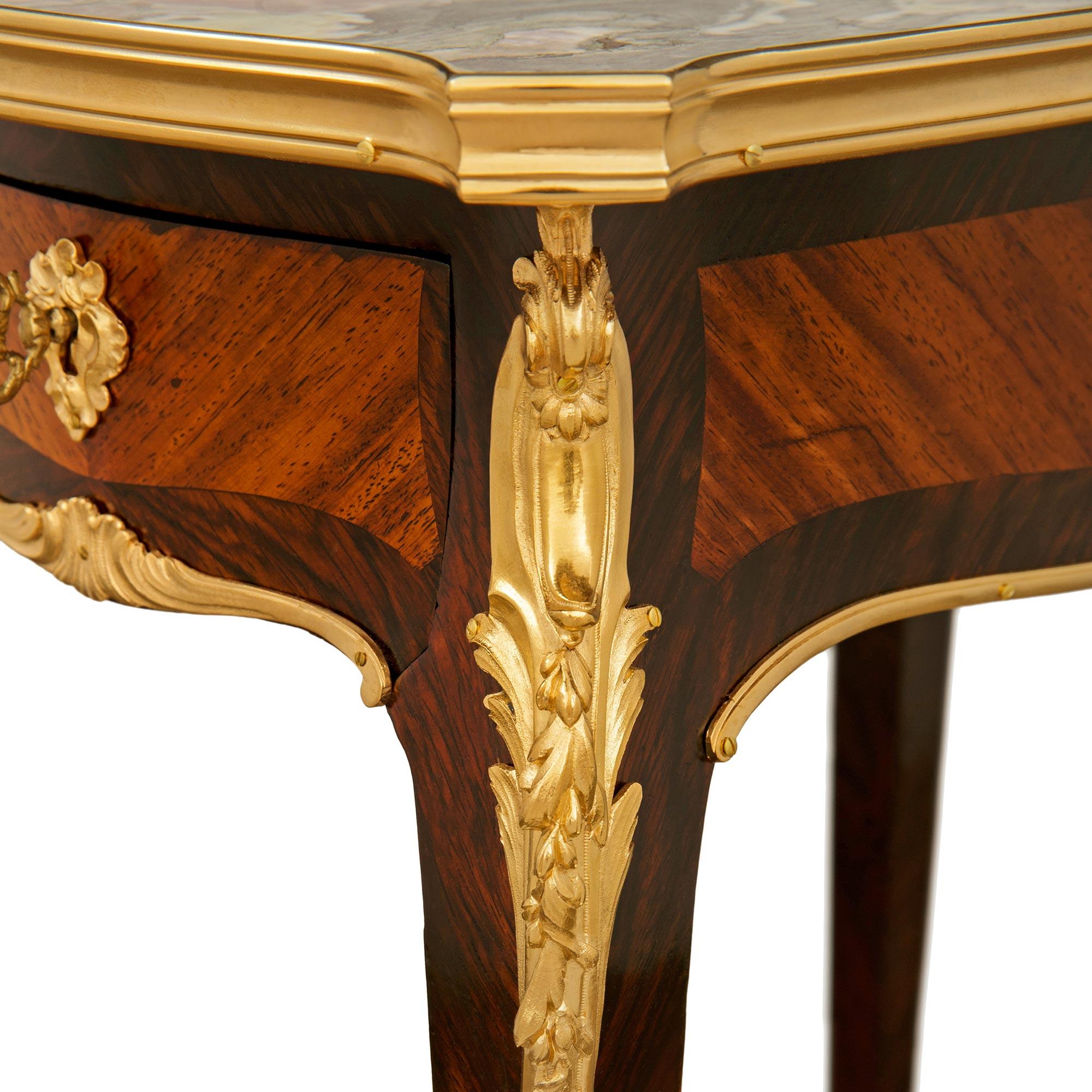 Mesa auxiliar francesa del siglo XIX de madera de tulipán, kingwood, ormolu y mármol en venta 1