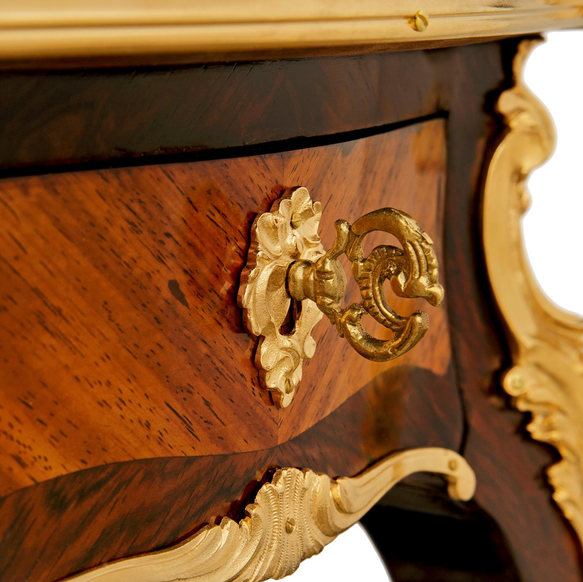 Mesa auxiliar francesa del siglo XIX de madera de tulipán, kingwood, ormolu y mármol en venta 2