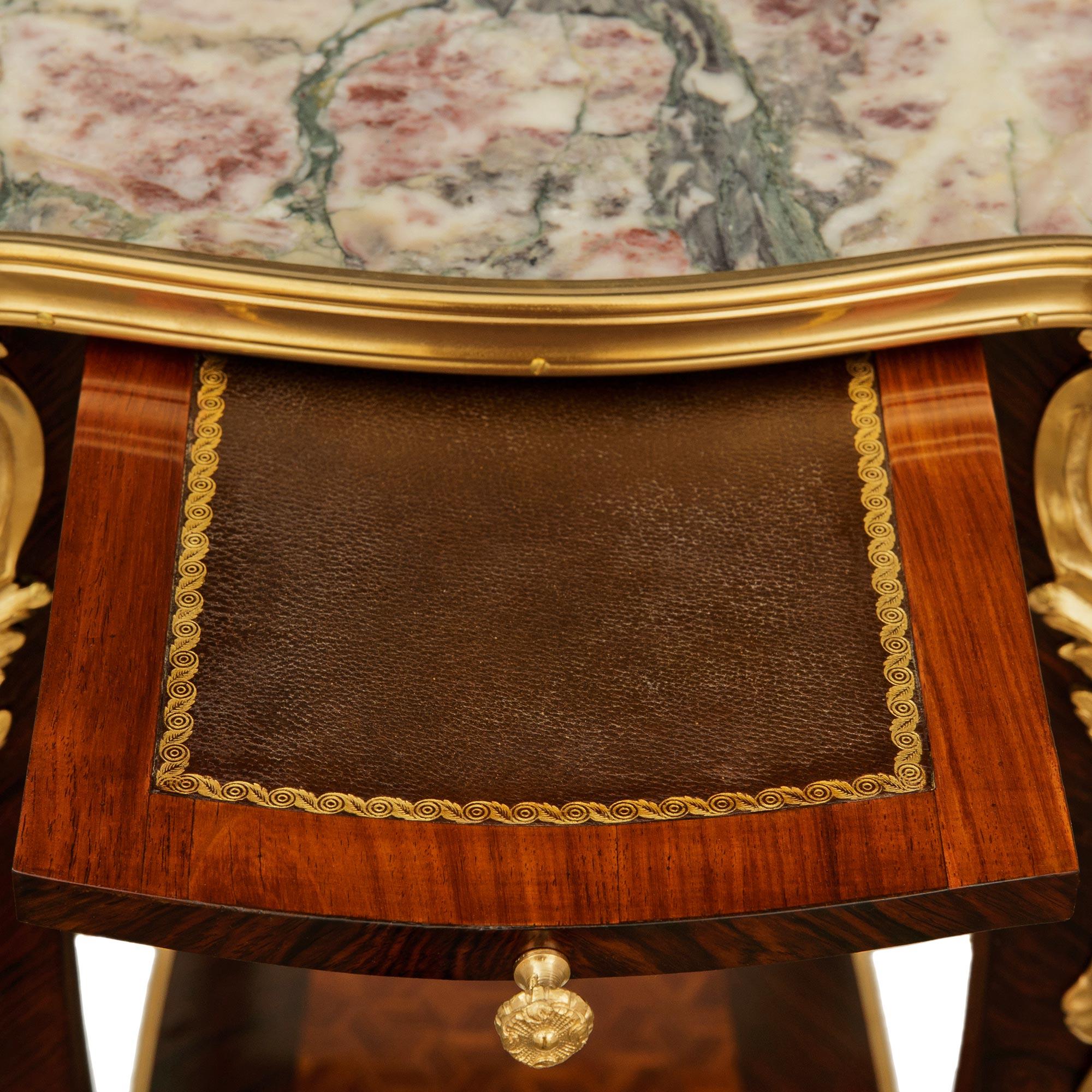 Mesa auxiliar francesa del siglo XIX de madera de tulipán, kingwood, ormolu y mármol en venta 3