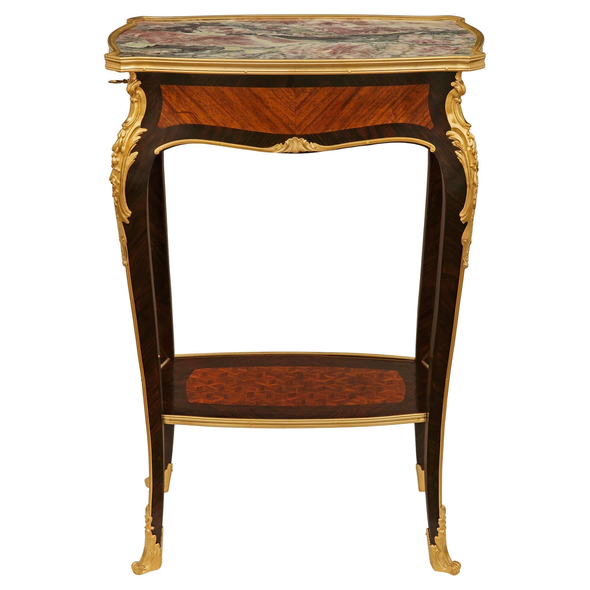 Table d'appoint en bois de tulipier, bois de roi, bronze doré et marbre.