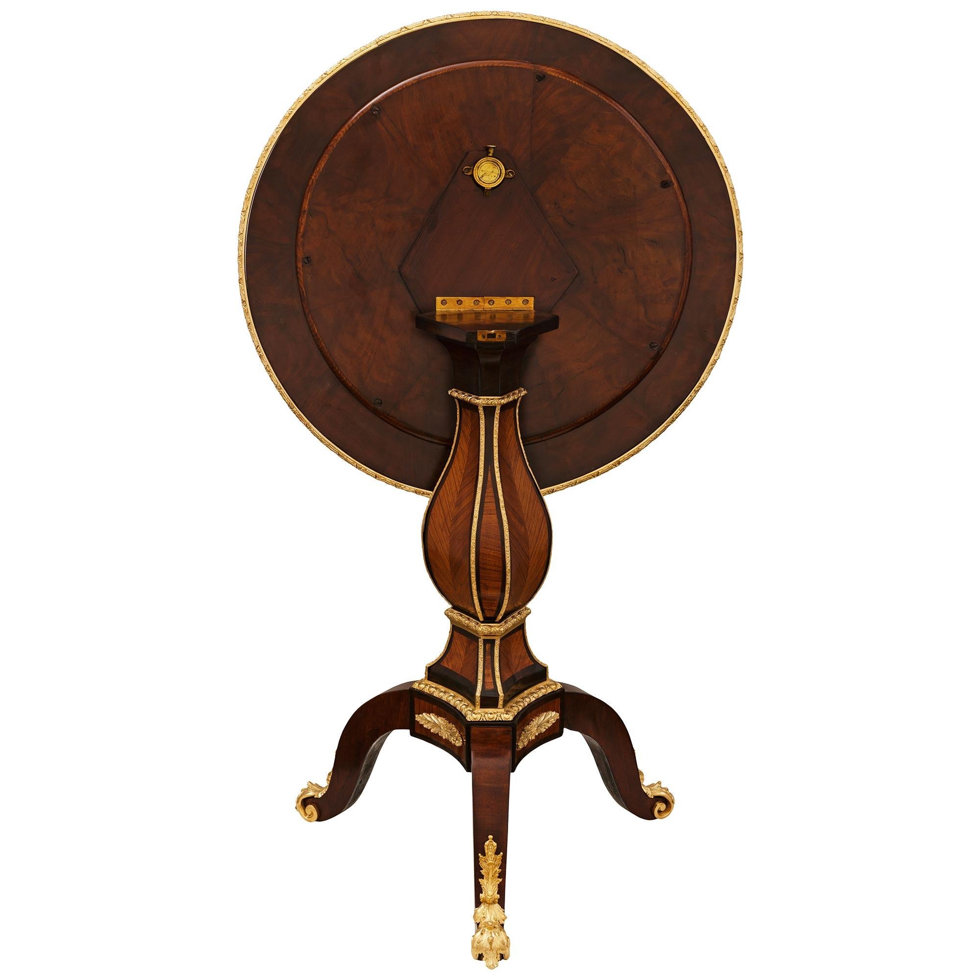 Tavolino francese del XIX secolo in legno di tulipano, Kingwood, ormolu e marmo con piano inclinabile in vendita 4