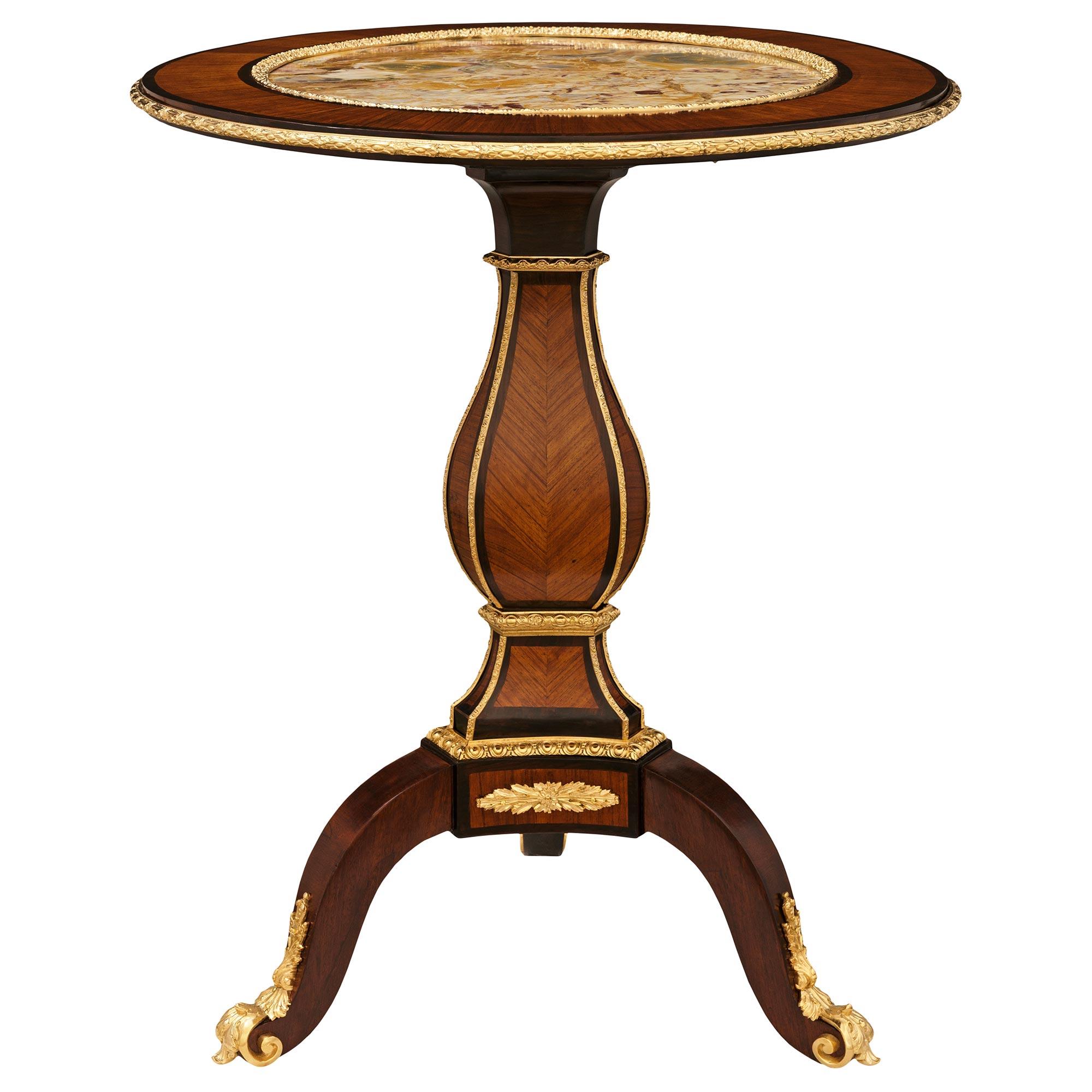 Luigi XVI Tavolino francese del XIX secolo in legno di tulipano, Kingwood, ormolu e marmo con piano inclinabile in vendita