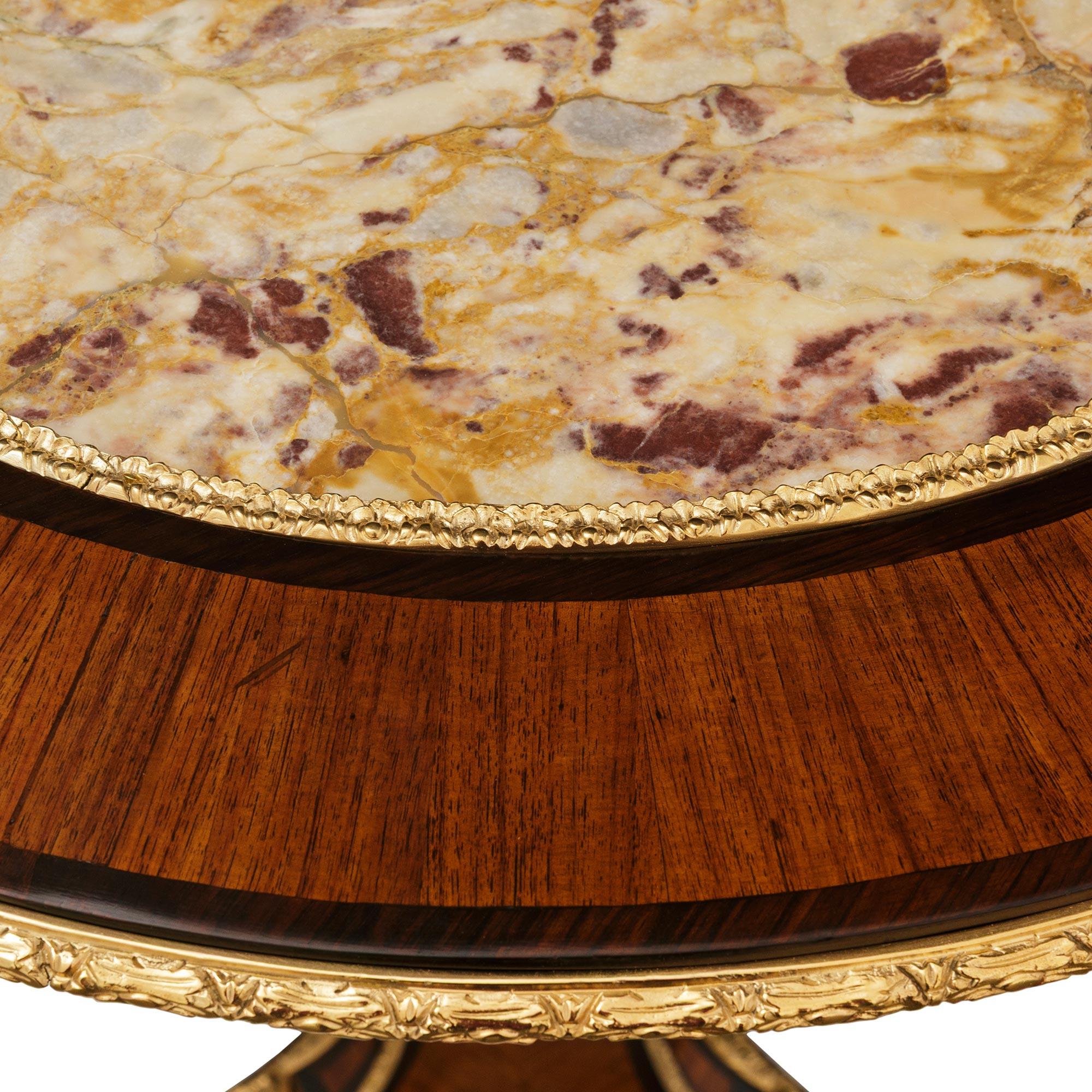 Tavolino francese del XIX secolo in legno di tulipano, Kingwood, ormolu e marmo con piano inclinabile In condizioni buone in vendita a West Palm Beach, FL