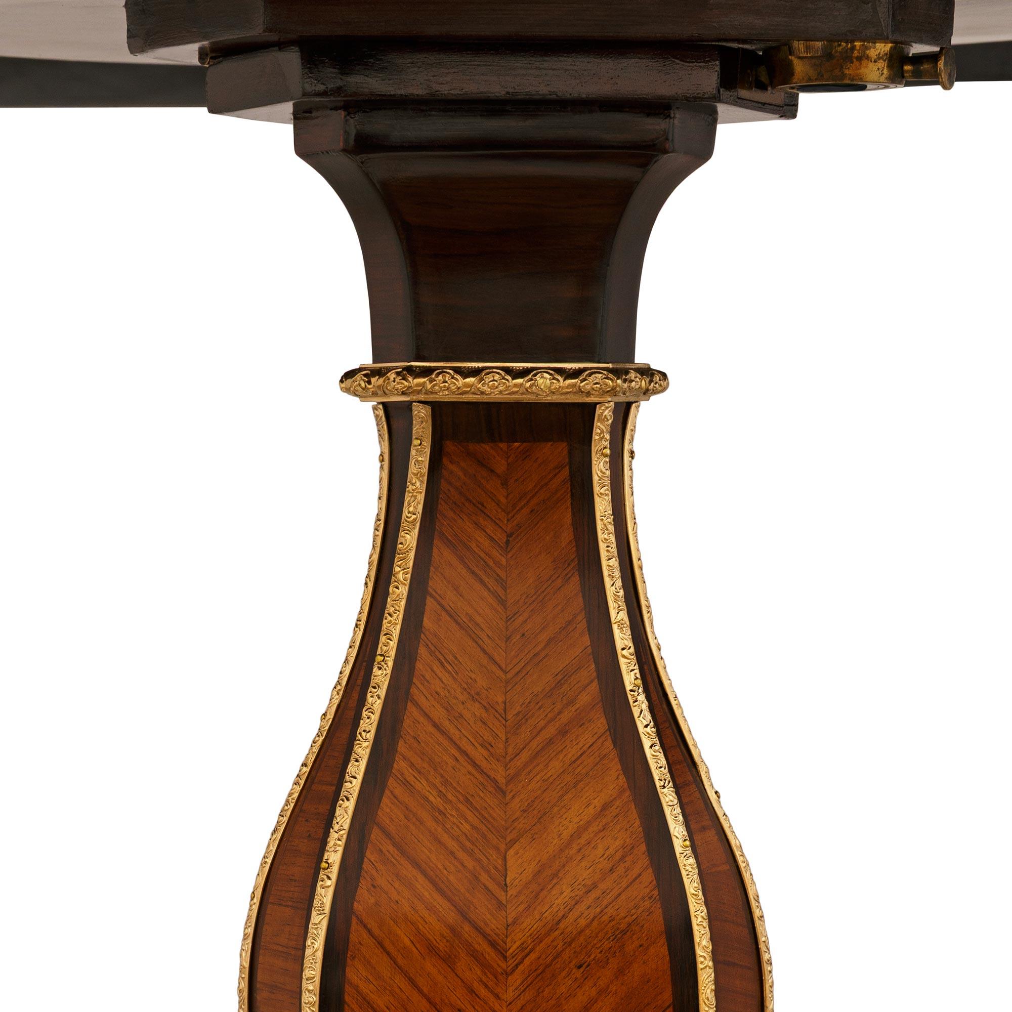 Similoro Tavolino francese del XIX secolo in legno di tulipano, Kingwood, ormolu e marmo con piano inclinabile in vendita