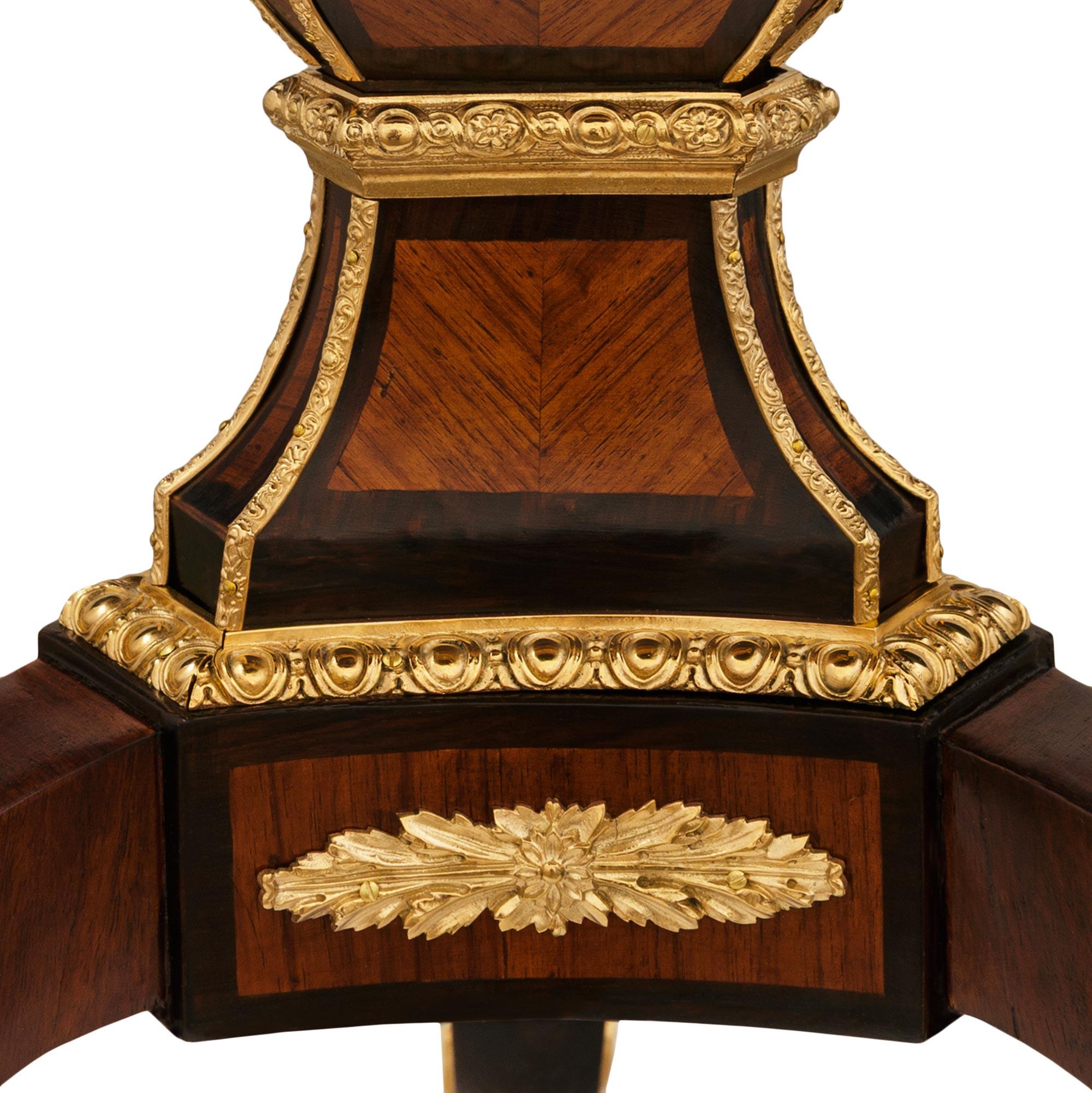 Tavolino francese del XIX secolo in legno di tulipano, Kingwood, ormolu e marmo con piano inclinabile in vendita 1